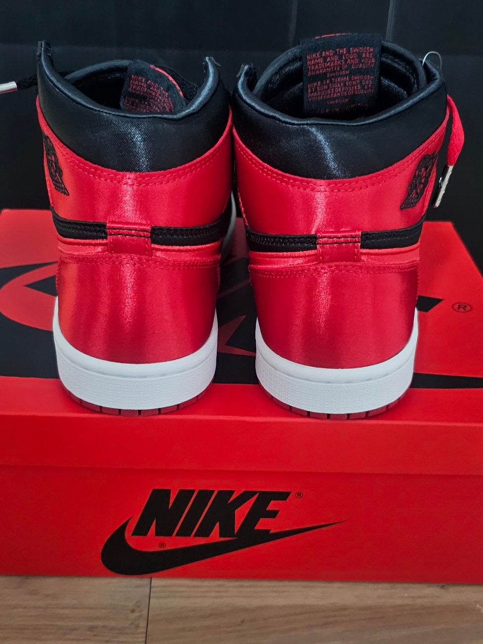 (W) Jordan 1 Retro High OG Satin Bred 착용 스타일 - 3