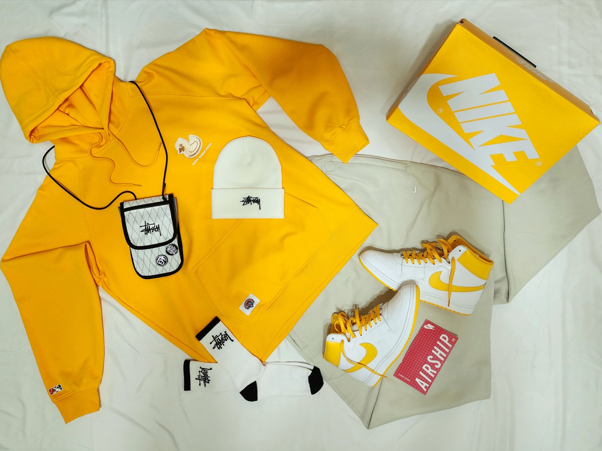 Jordan Air Ship SP White University Gold, Stussy Travel Pouch White 착용 스타일 - 1