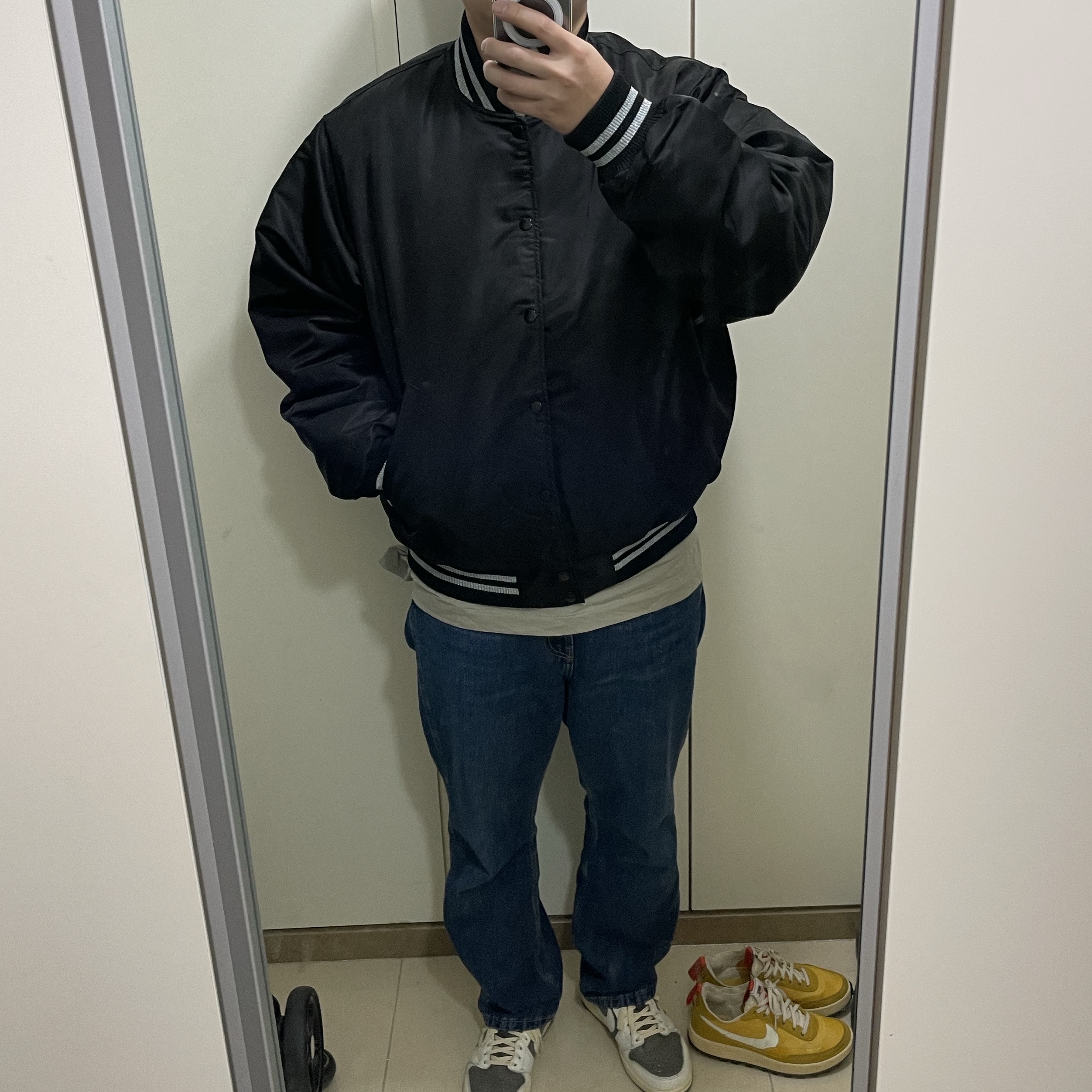 Stussy Sequins Satin Jacket Black, Jordan 1 x Travis Scott Retro Low OG SP Sail and Ridgerock 착용 스타일 - 1