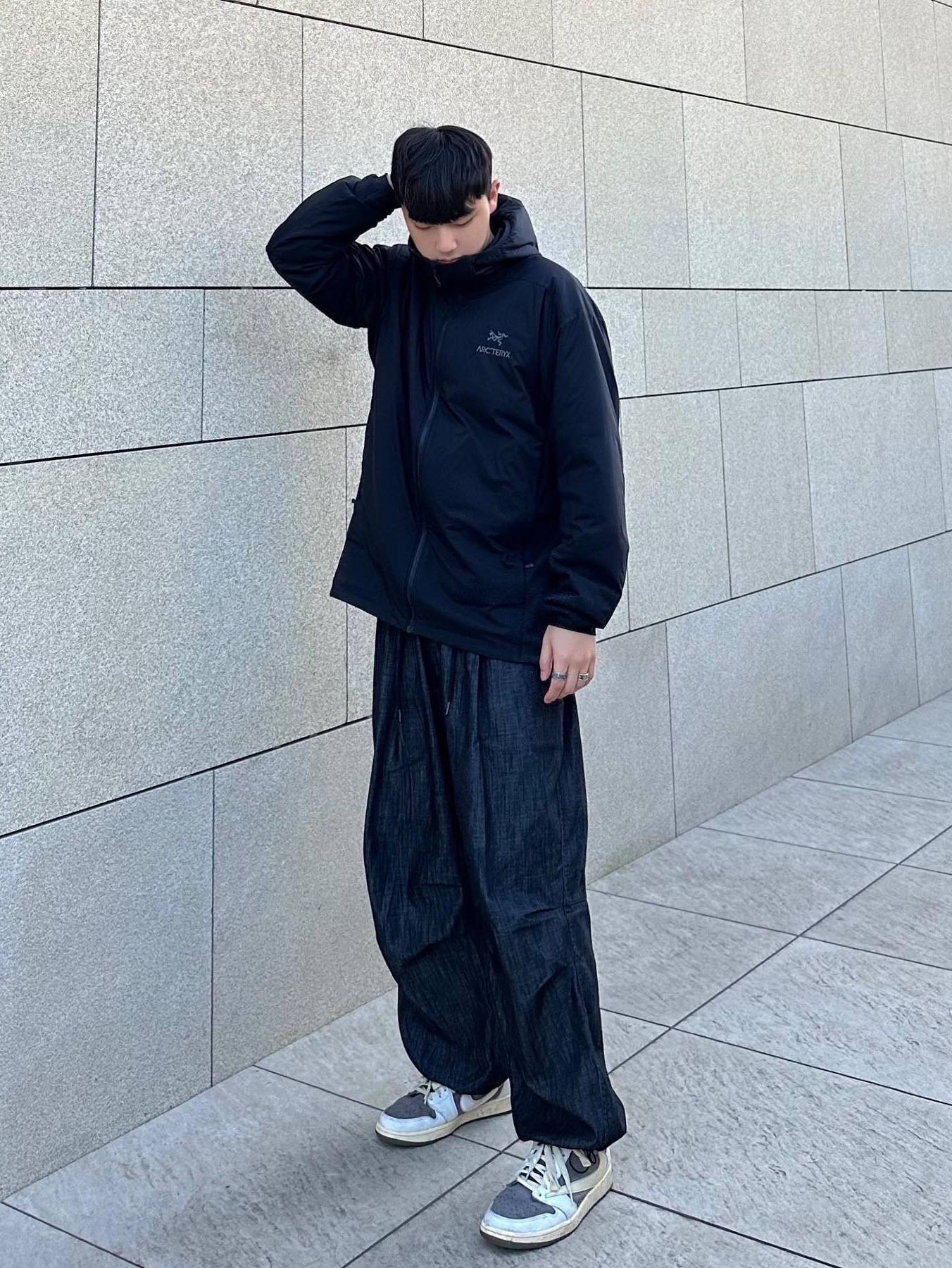 Arc'teryx Atom LT Hoody Black, Jordan 1 x Travis Scott Retro Low OG SP Sail and Ridgerock 착용 스타일 - 1