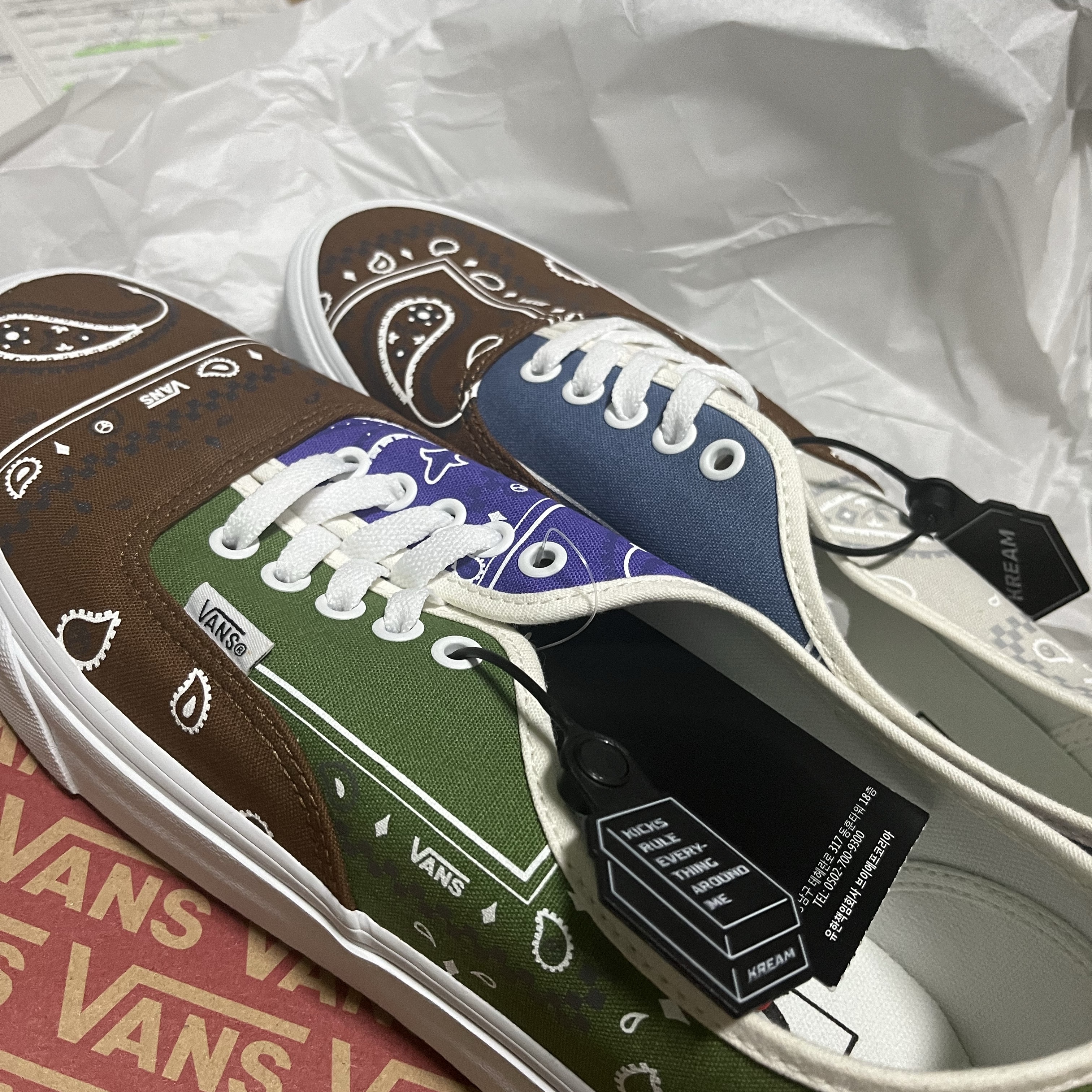 Vans Authentic Peace Paisley Unity 착용 스타일 - 1