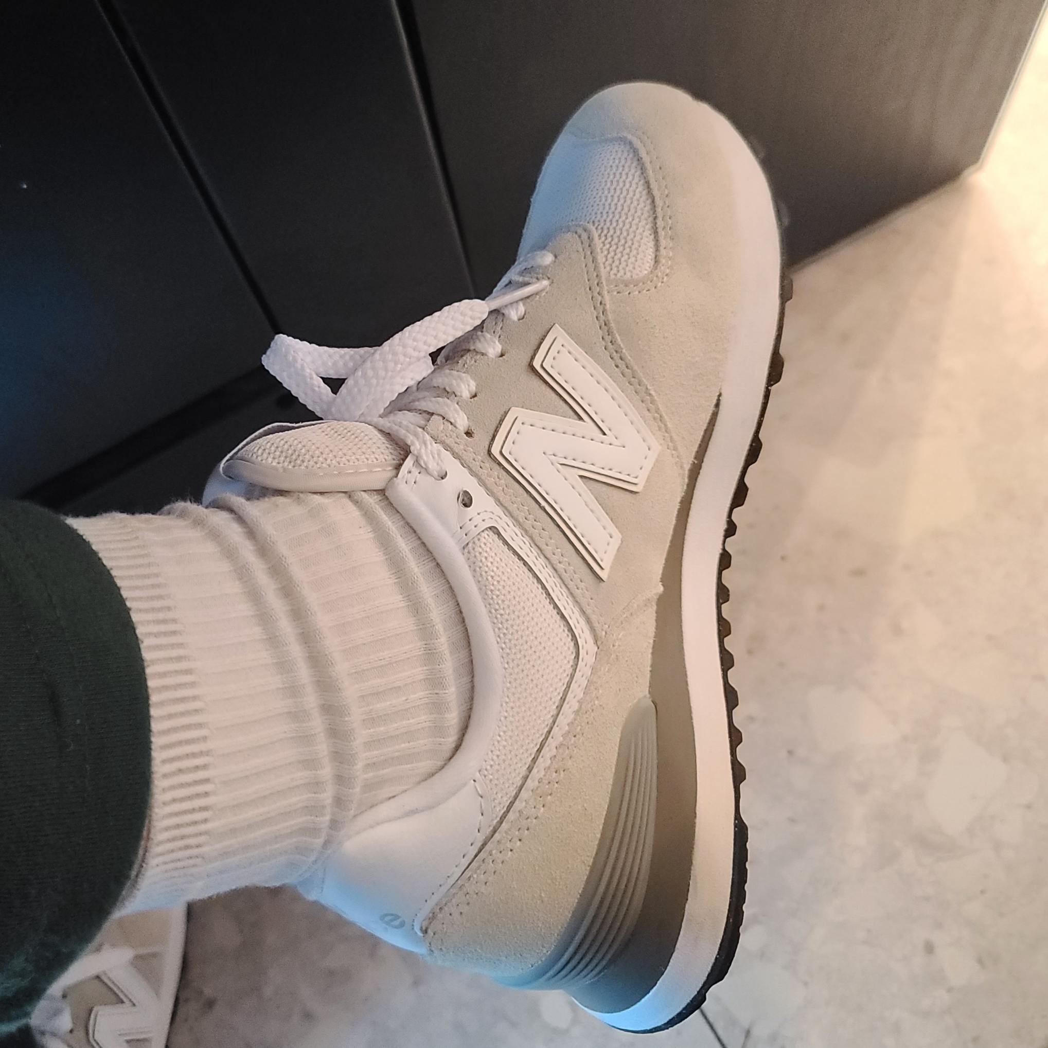 (W) New Balance 574 Ivory - B Standard 착용 스타일 - 3