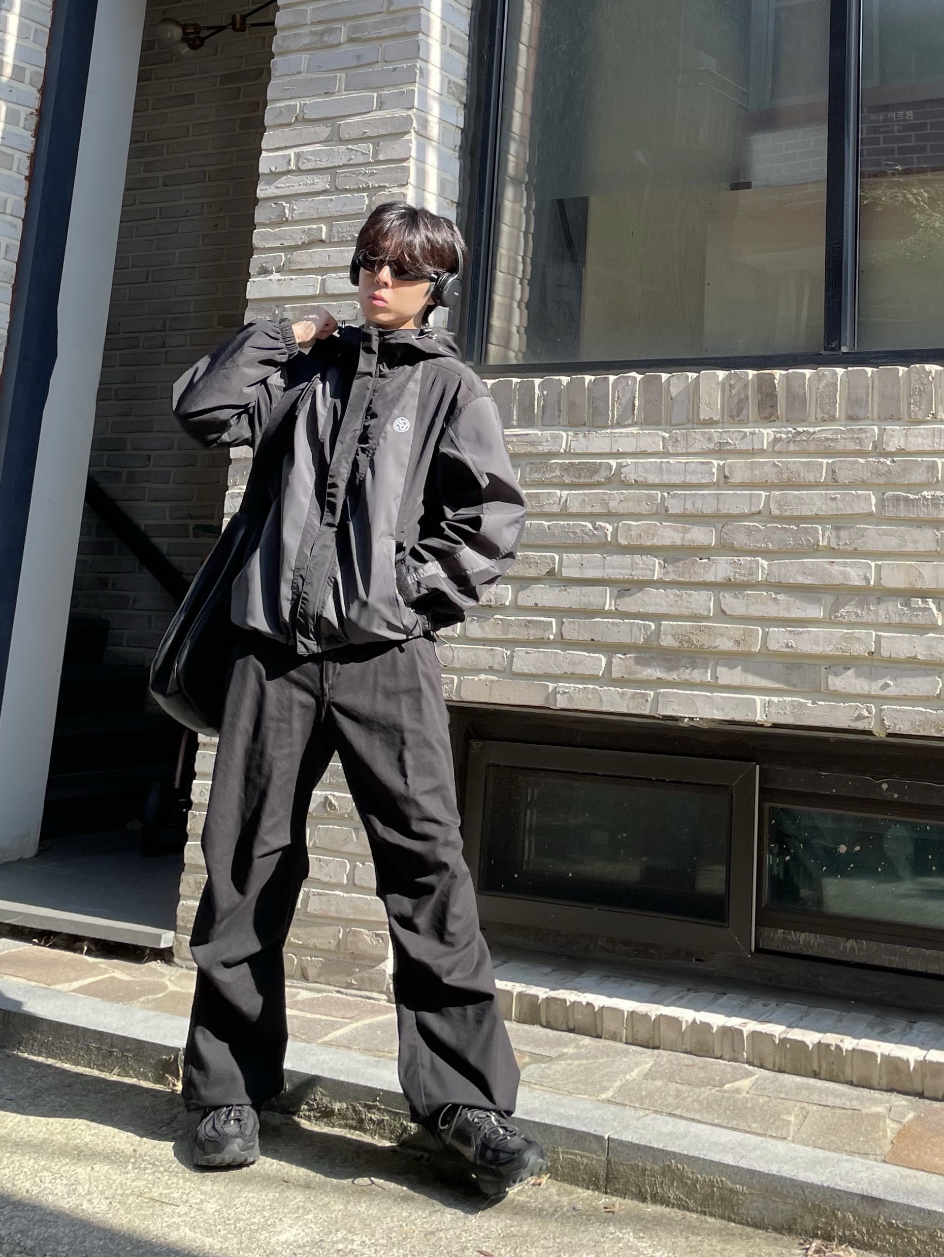 Balenciaga Swift Oval Sunglasses Black, Sony WH-1000XM5 Black (Korean Ver.) 착용 스타일 - 2