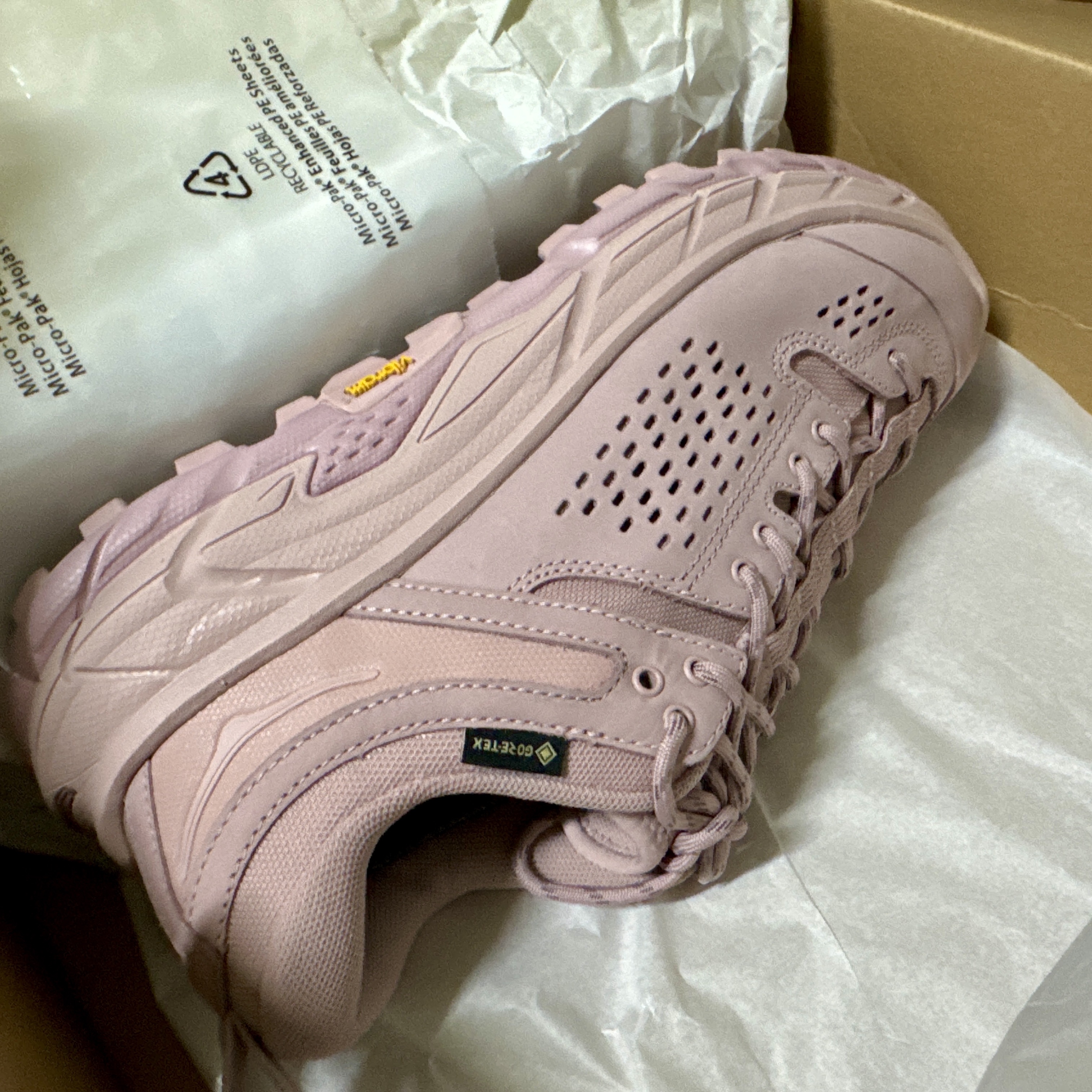 Hoka Tor Ultra Low Pale Mauve 착용 스타일