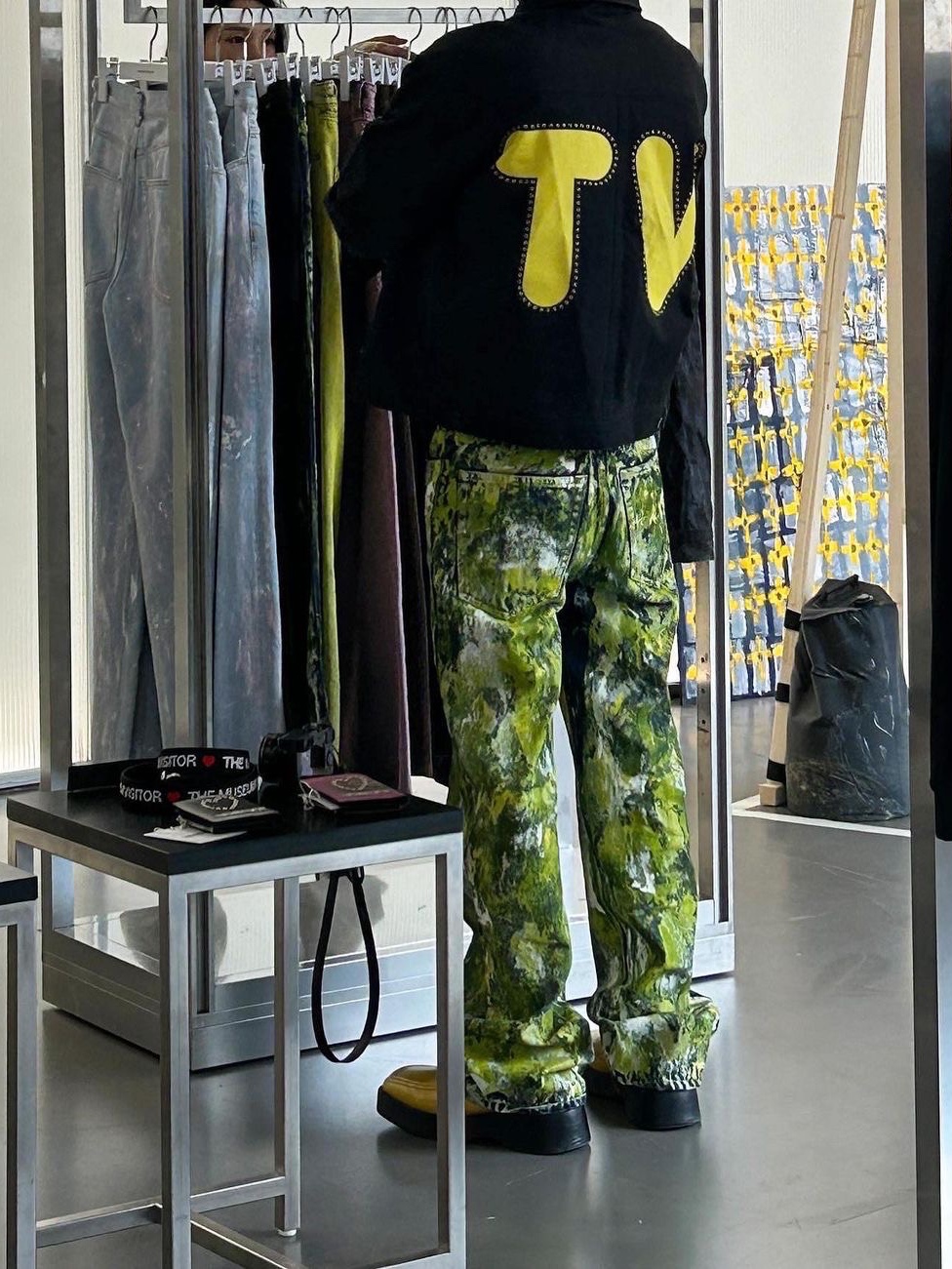 The Museum Visitor Hand Painted Denim Pants Yellow 착용 스타일