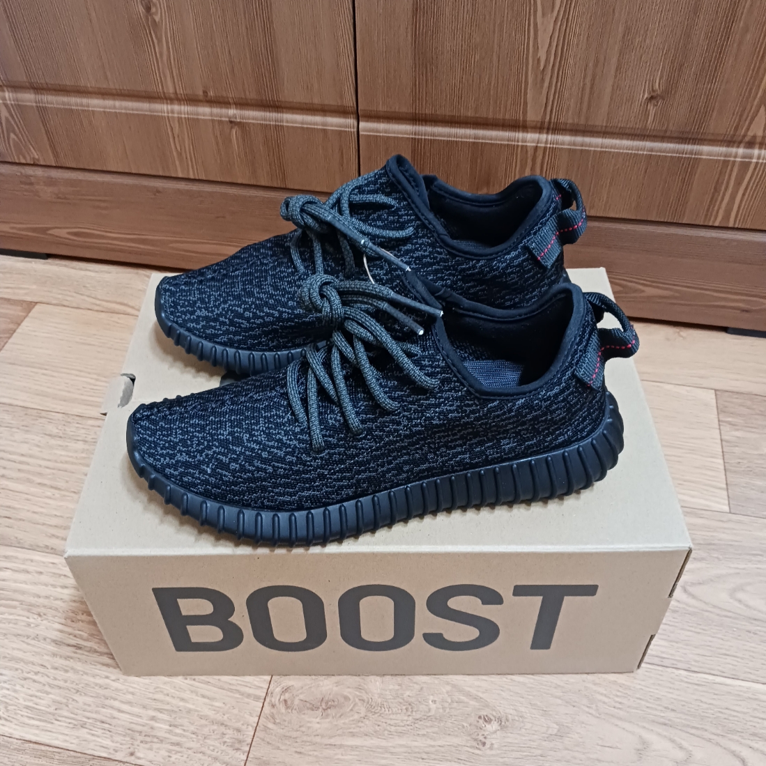Adidas Yeezy Boost 350 Pirate Black 2023, Adidas Yeezy Boost 350 V2 Carbon 착용 스타일 - 3