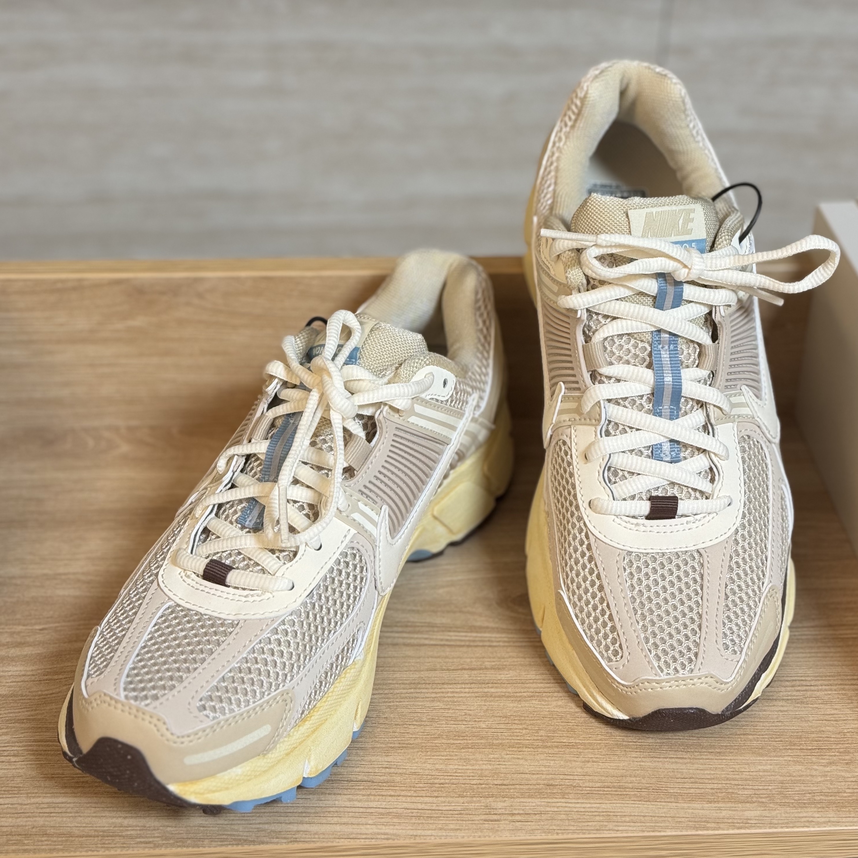 (W) Nike Zoom Vomero 5 Cobblestone and Flat Pewter, (W) Nike Zoom Vomero 5 Oatmeal 착용 스타일 - 6