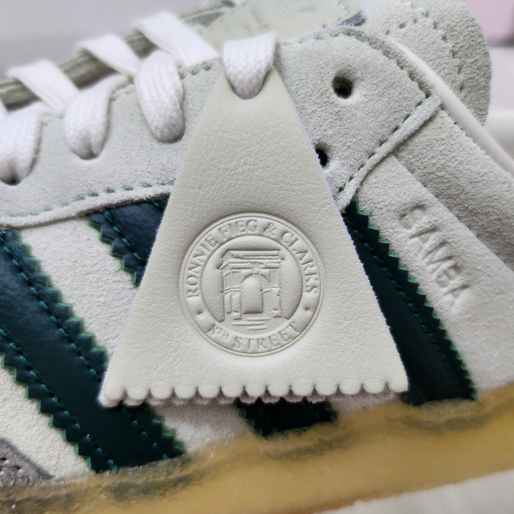 Adidas x Clarks x Ronnie Fieg 8th Street Samba Chalk White Green 착용 스타일 - 3