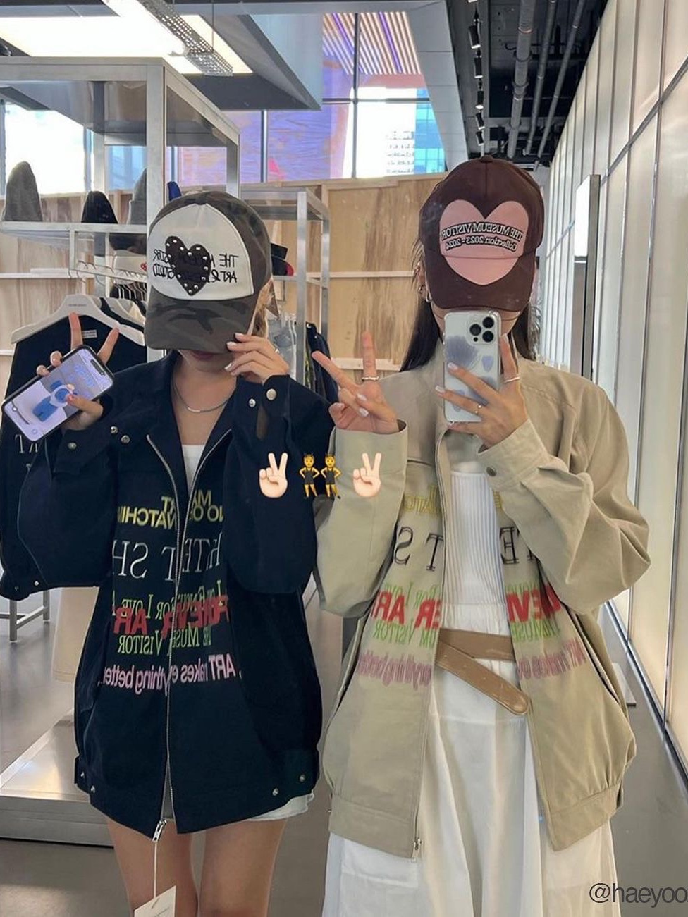 The Museum Visitor Lettering Printed Cotton Blouson Beige, The Museum Visitor Lettering Printed Cotton Blouson Navy 착용 스타일