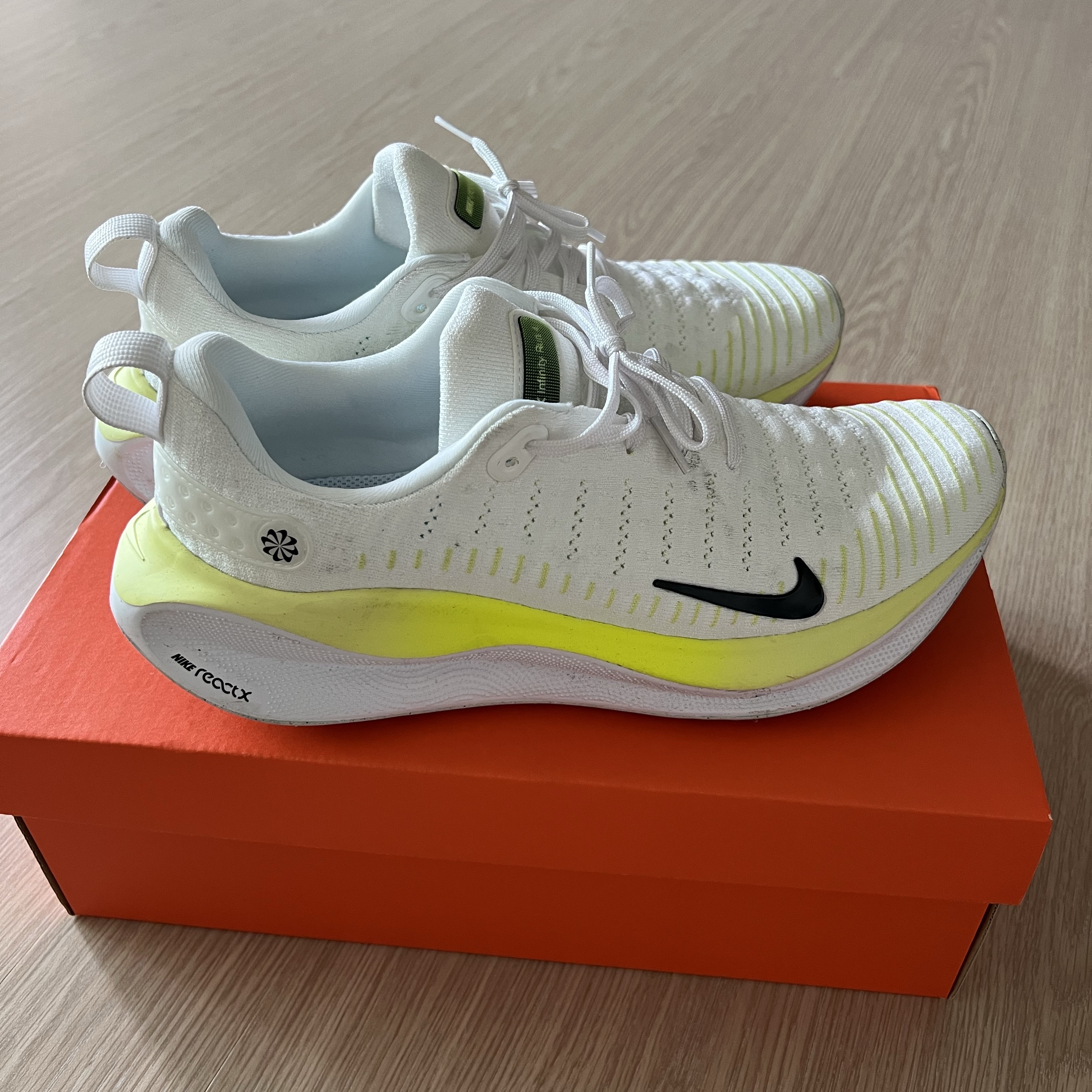 Nike ReactX Infinity Run 4 White Light Lemon Twist 착용 스타일