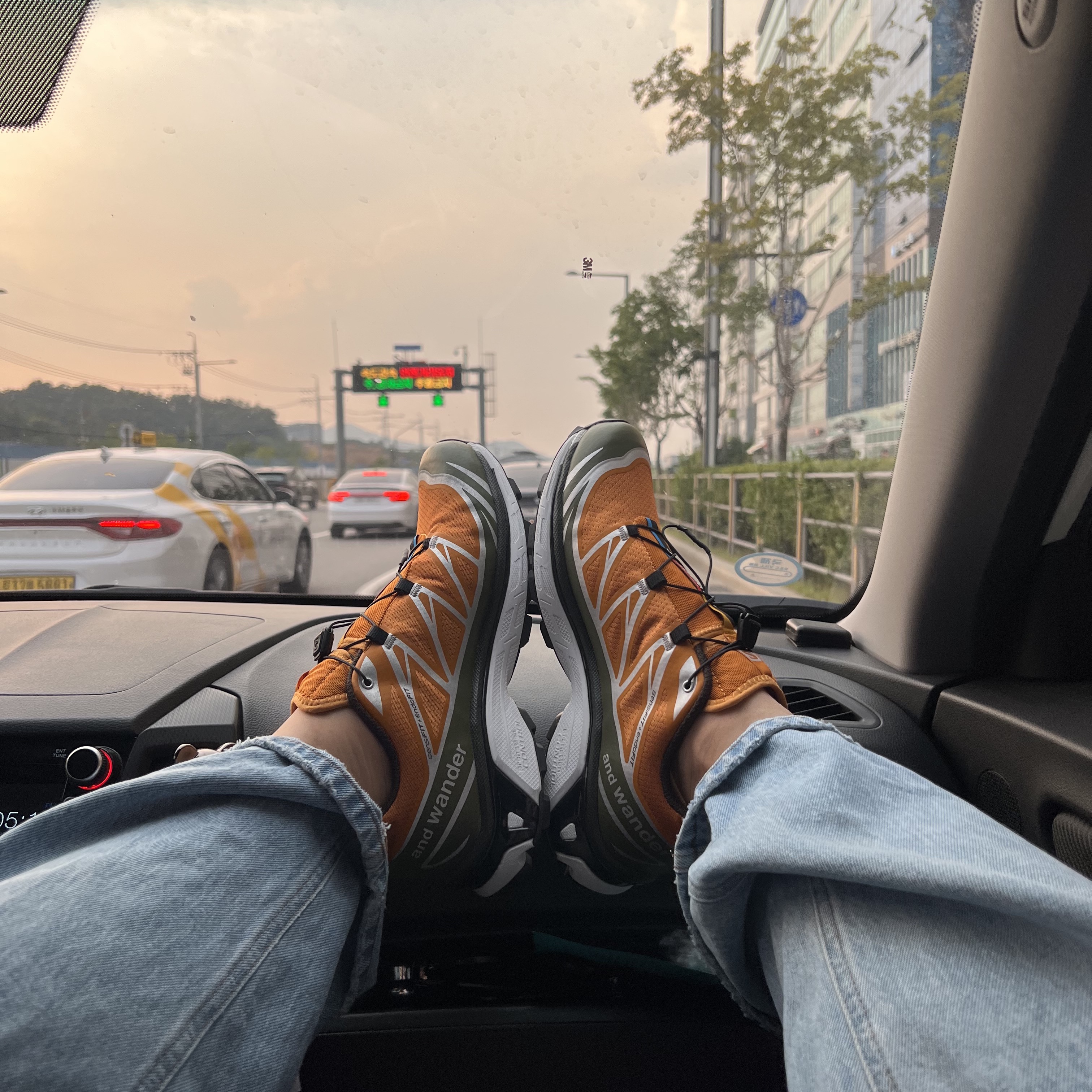 Salomon x And Wander XT-6 Golden Oak 착용 스타일 - 1