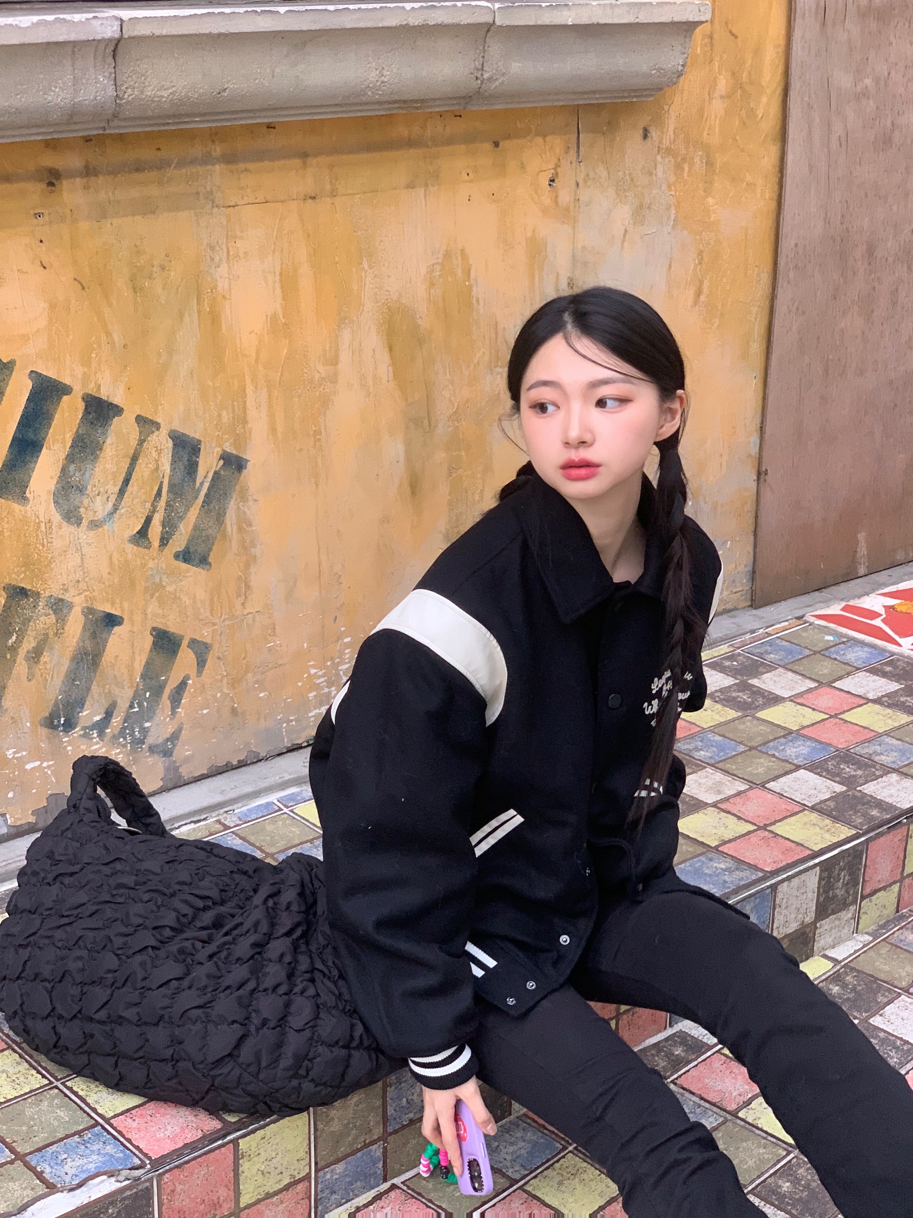 COS Quilted Oversized Shoulder Bag Black 착용 스타일 - 2