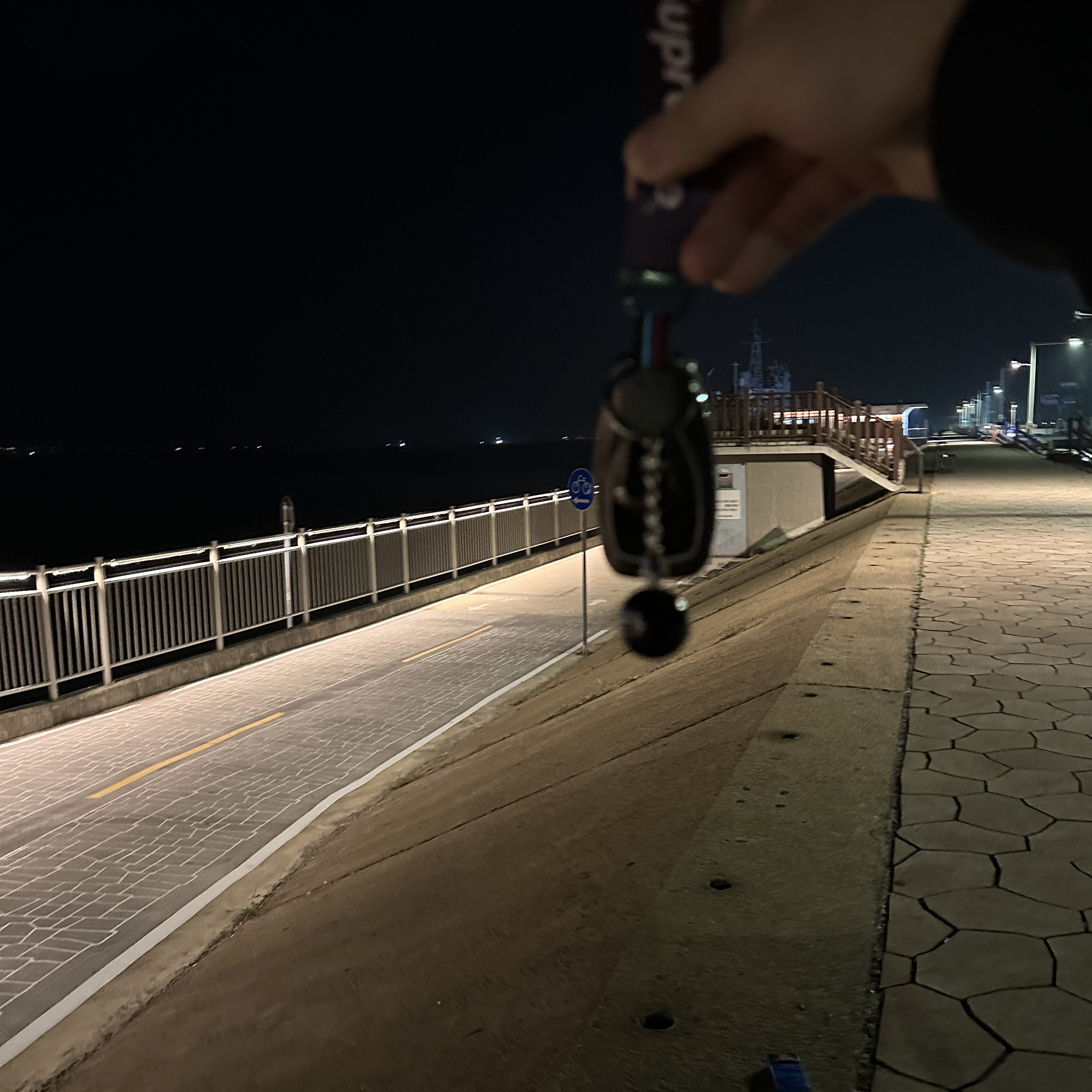 Stussy 8 Ball Keychain Black 착용 스타일