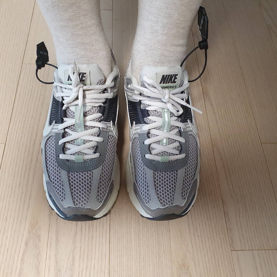 (W) Nike Zoom Vomero 5 Cobblestone and Flat Pewter 착용 스타일