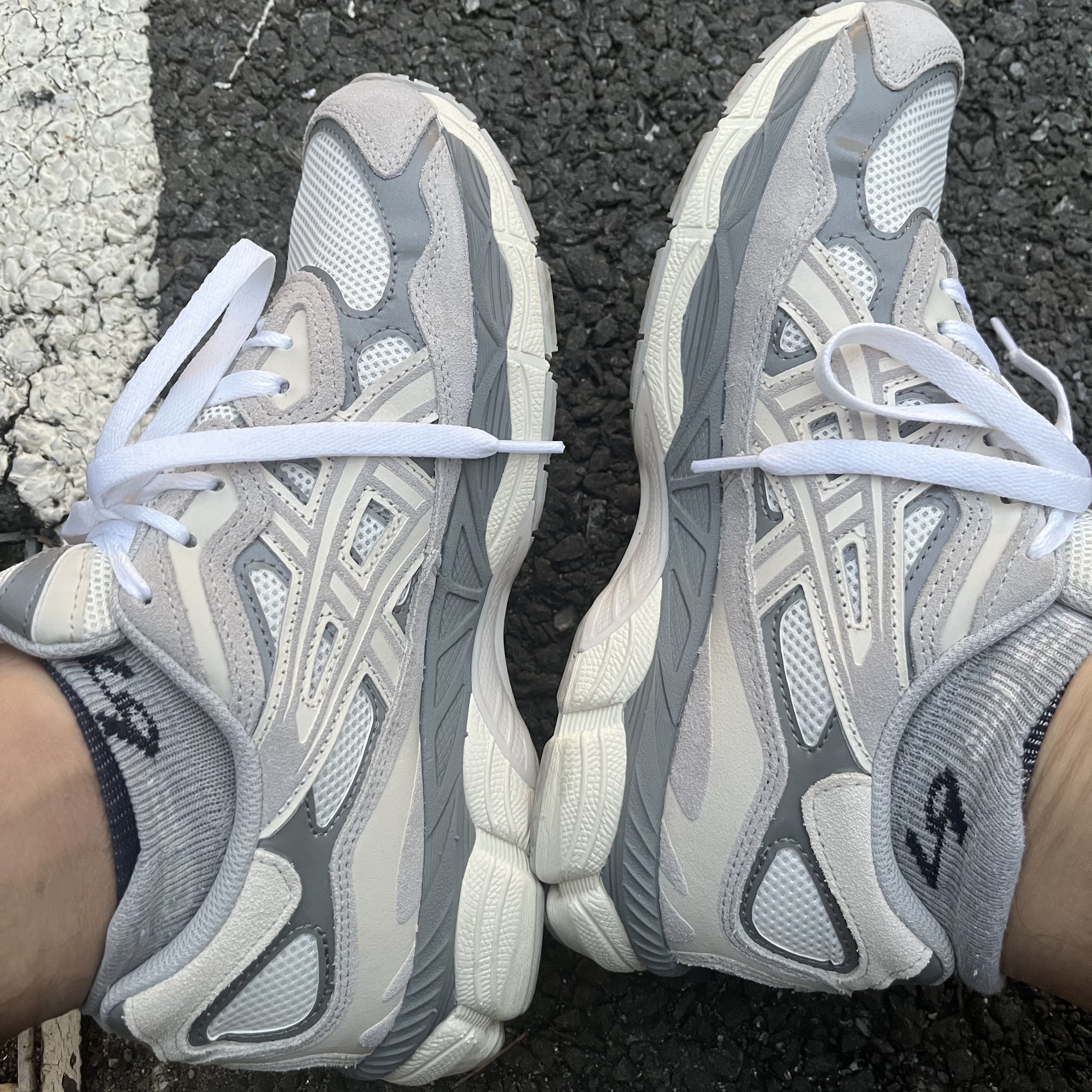 Asics Gel-NYC Cream Oyster Grey 착용 스타일 - 2