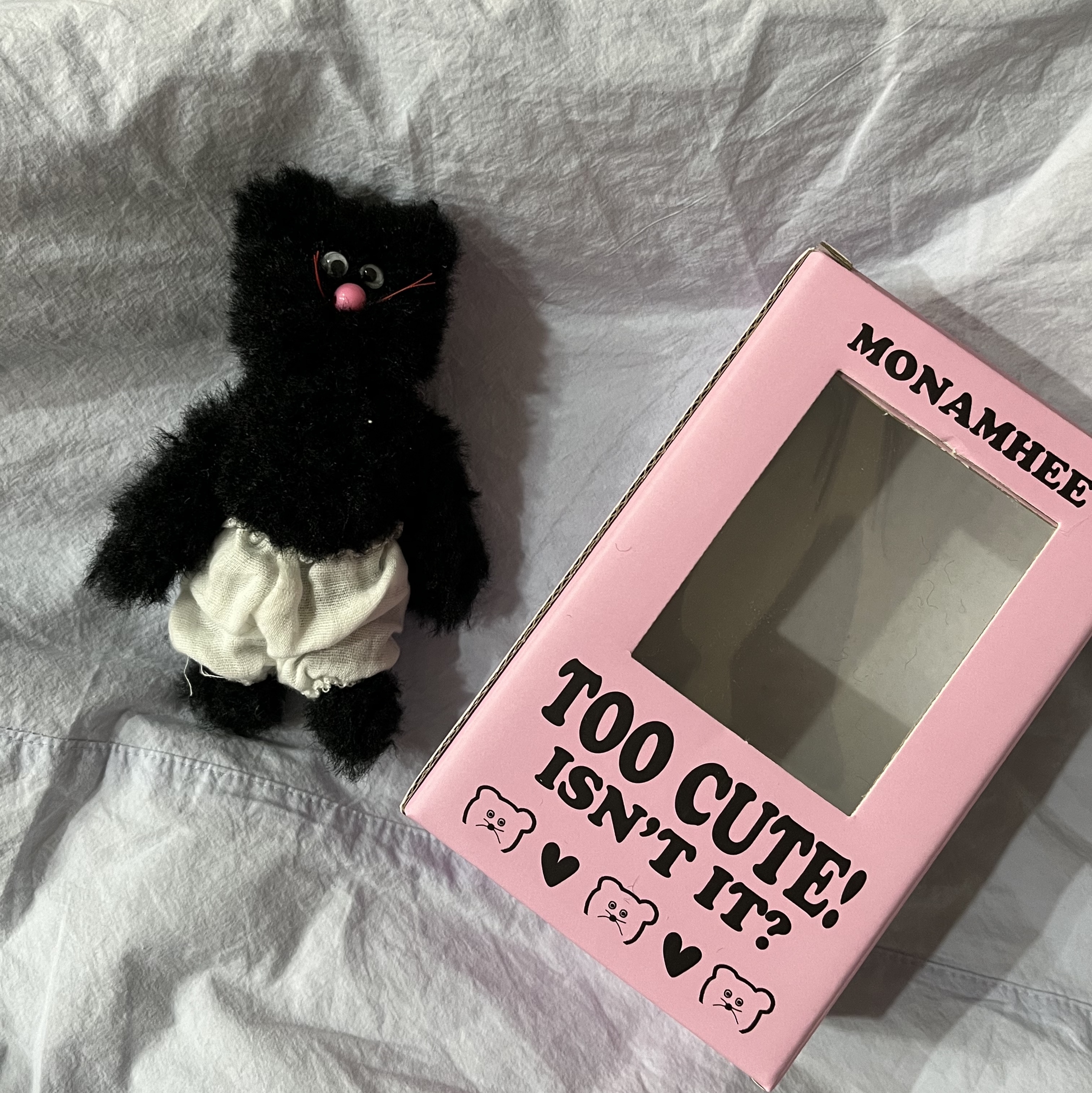 Monamhee Beulpingi Keyring with White Pants Black 착용 스타일