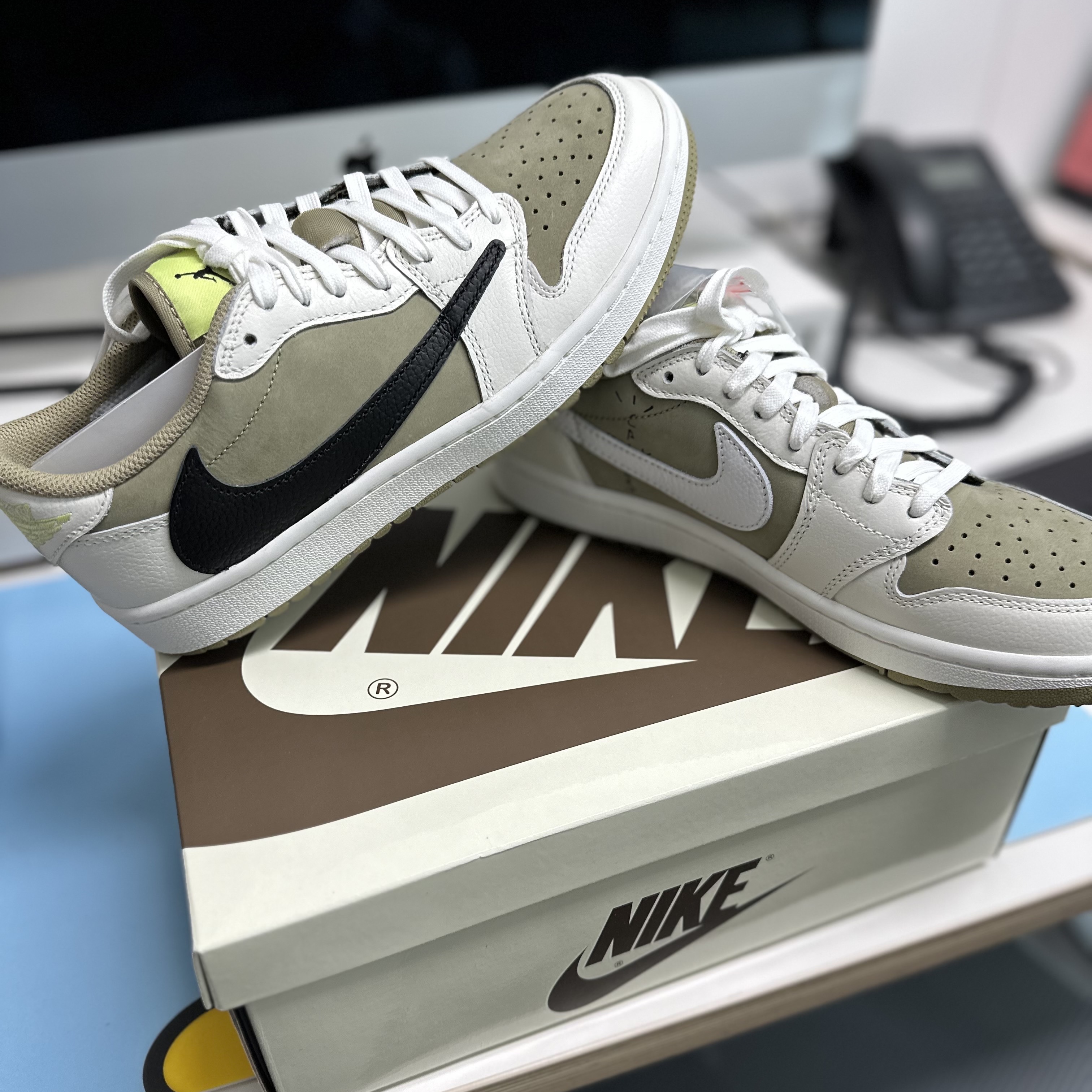 Jordan 1 x Travis Scott Retro Low Golf NRG Neutral Olive 착용 스타일 - 3
