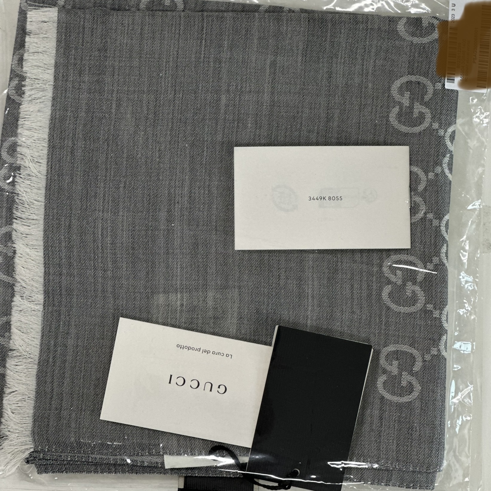 (W) Gucci GG Wool Silk Jacquard Scarf Grey 착용 스타일