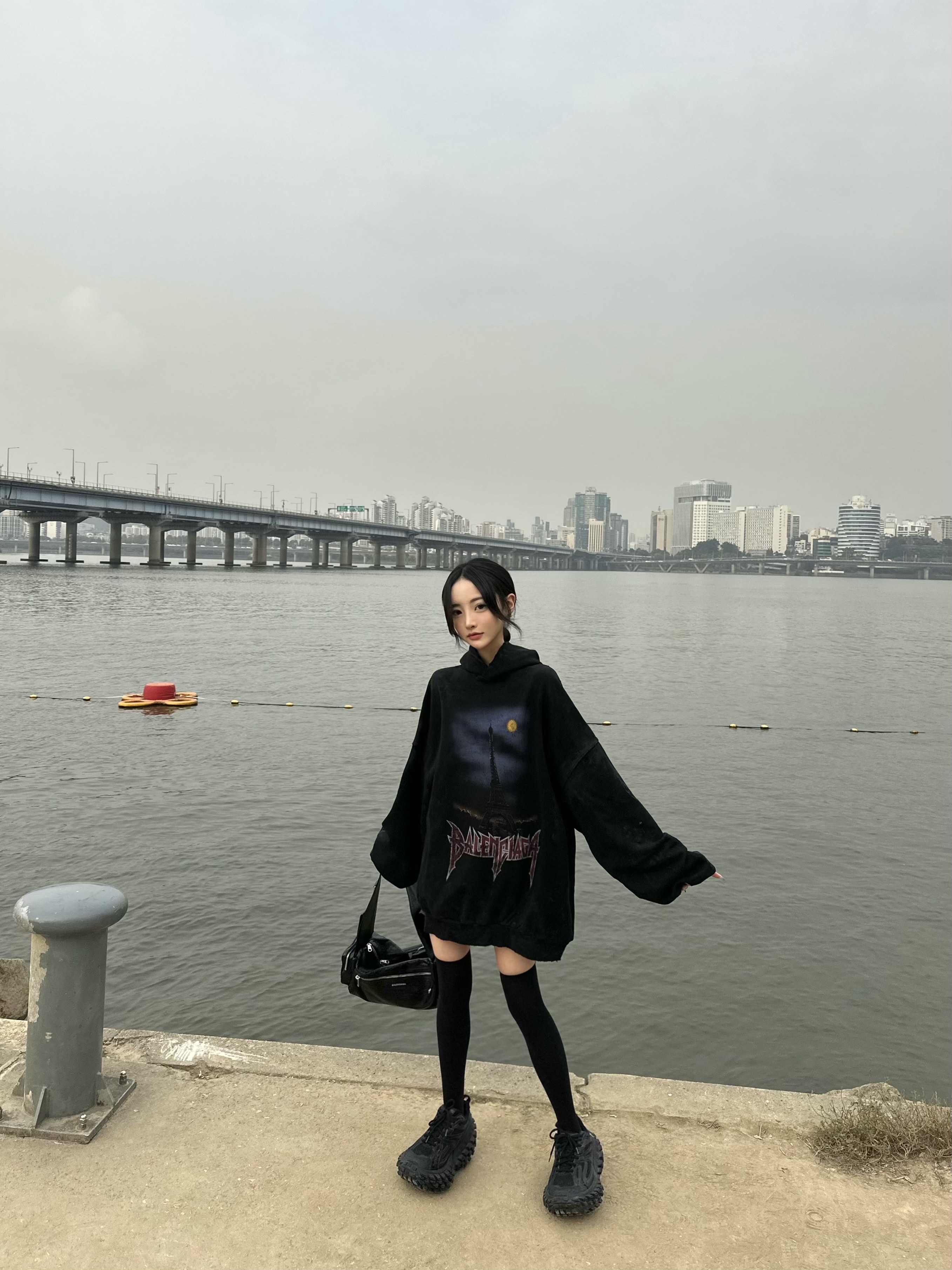 Balenciaga Paris Moon No Pocket Oversized Hoodie Faded Black, Balenciaga Superbusy Small Sling Bag Black 착용 스타일 - 1