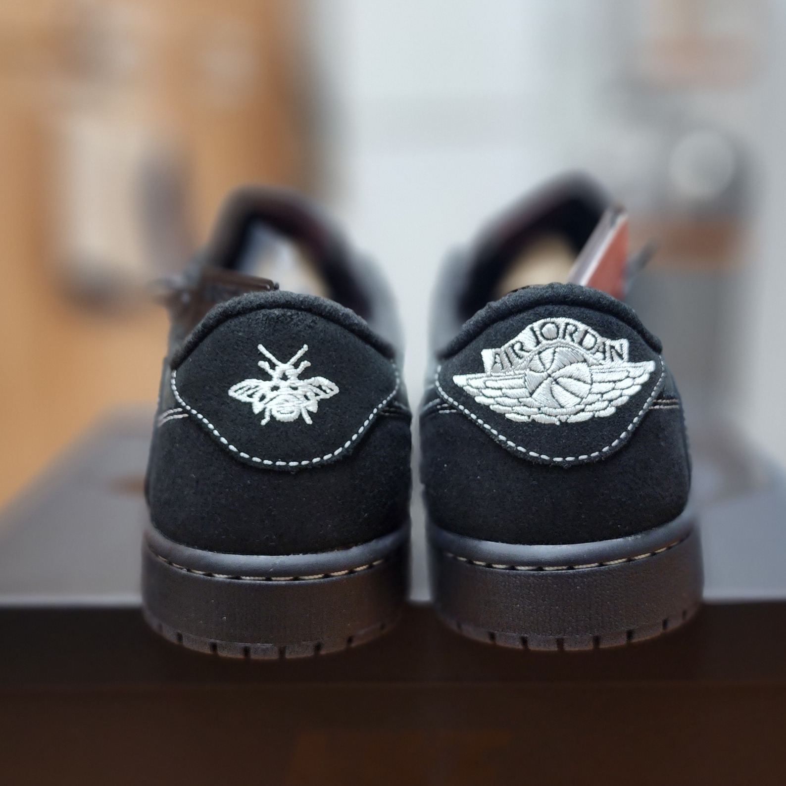 Jordan 1 x Travis Scott Retro Low OG SP Black Phantom 착용 스타일 - 3