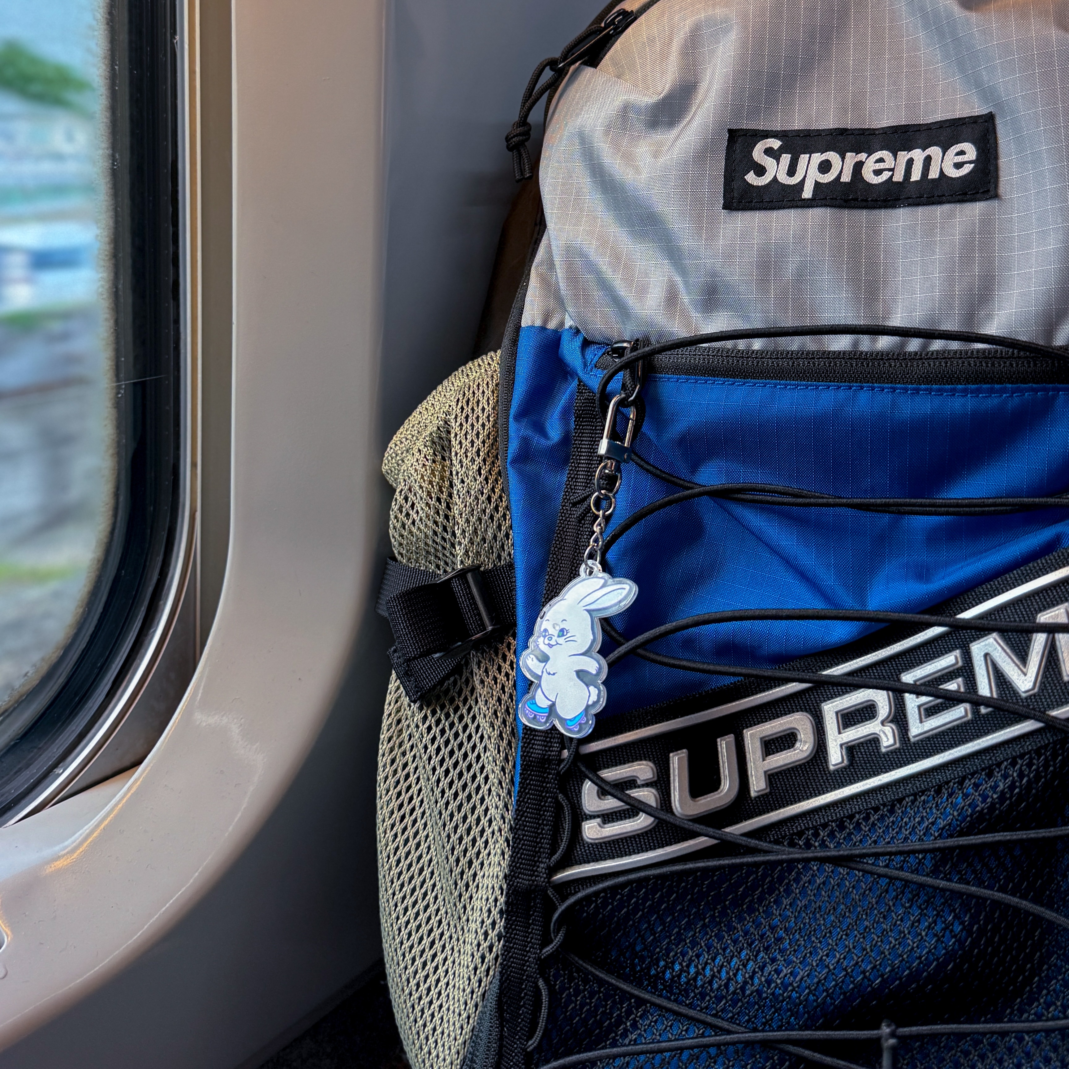 NewJeans Tokki Keyring White, Supreme Backpack Blue - 23FW 착용 스타일