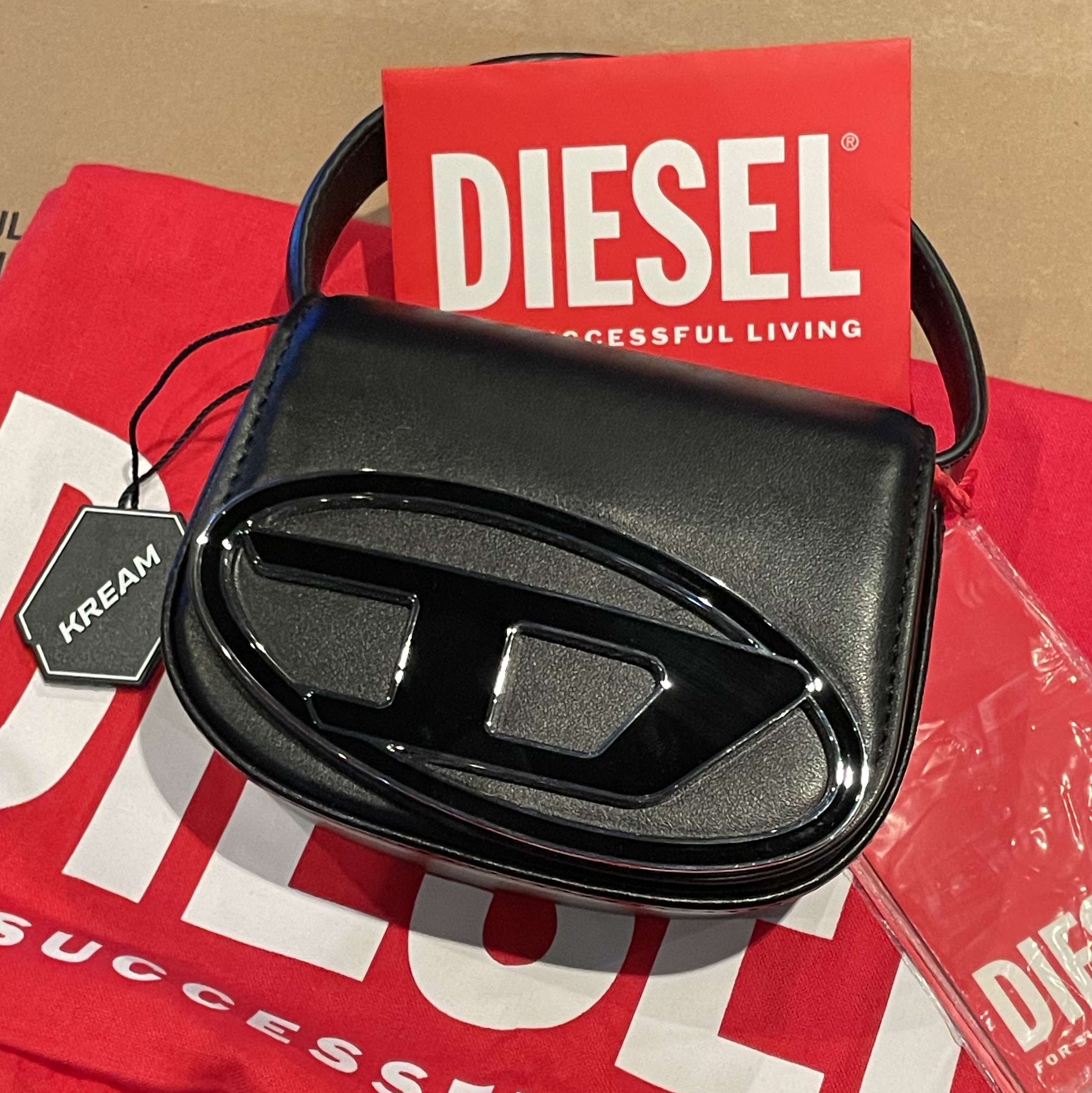 Diesel 1DR Mini Bag Plaque Black 착용 스타일 - 2