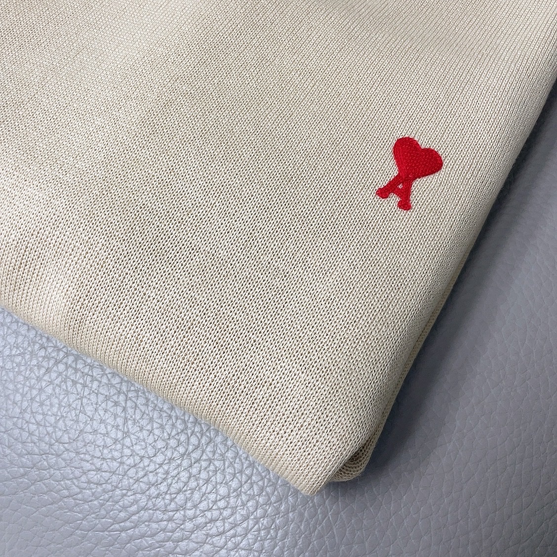 AMI de Coeur Wool Knit Beige 착용 스타일 - 1