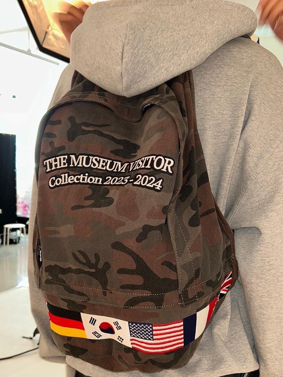 The Museum Visitor Flag Stitched Backpack 착용 스타일