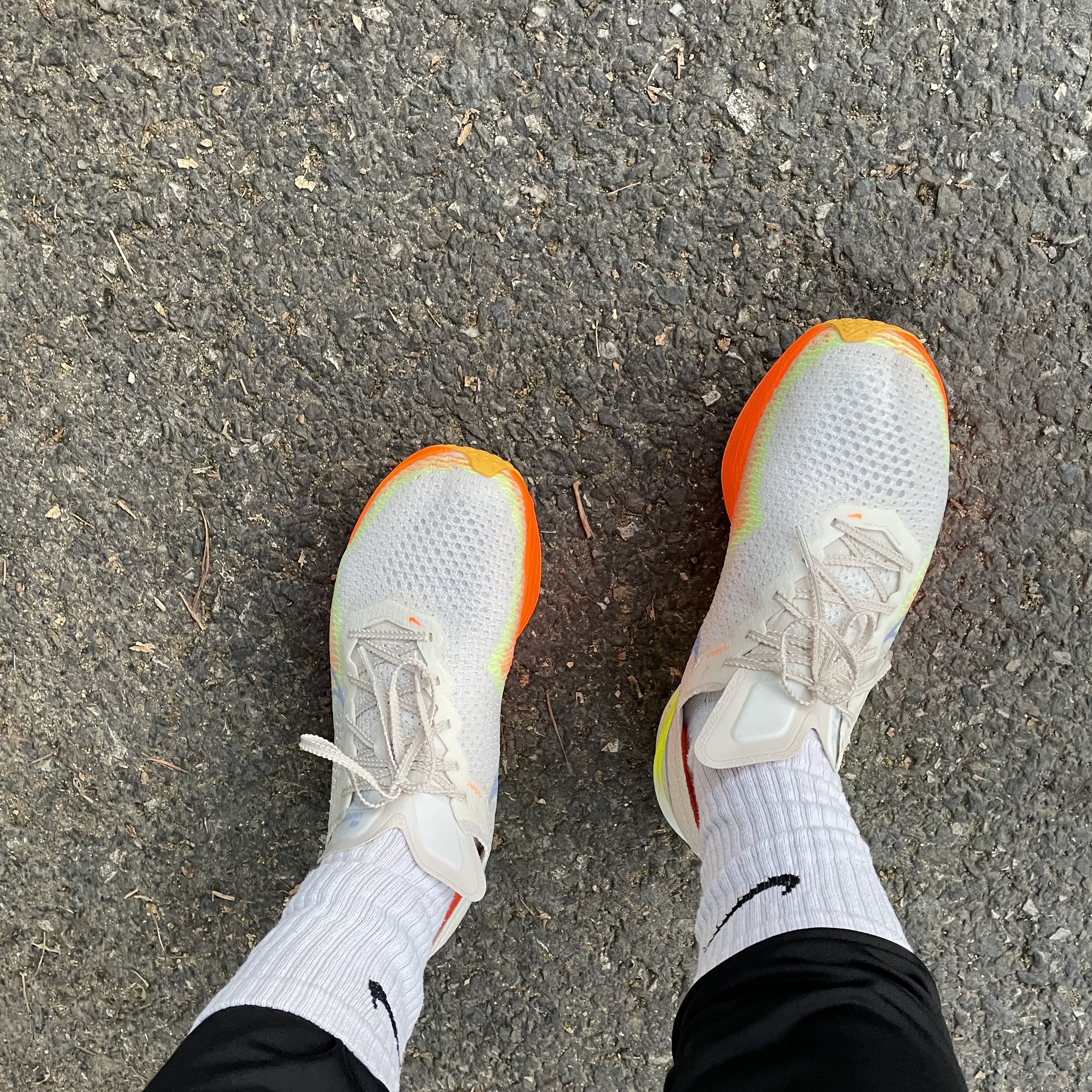 Nike ZoomX Vaporfly Next% 3 Sail Cobalt Bliss Total Orange 착용 스타일