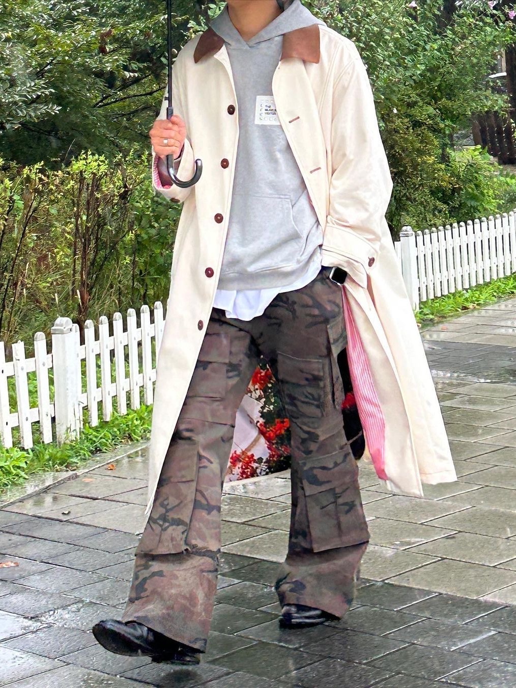 The Museum Visitor Corduroy Collar Mac Coat Beige, The Museum Visitor Corduroy Collar Mac Coat Black 착용 스타일