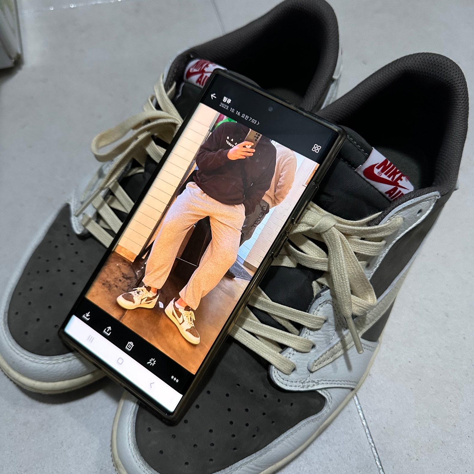 Jordan 1 x Travis Scott Retro Low OG SP Sail and Ridgerock, IAB Studio Hoodie Brown 착용 스타일