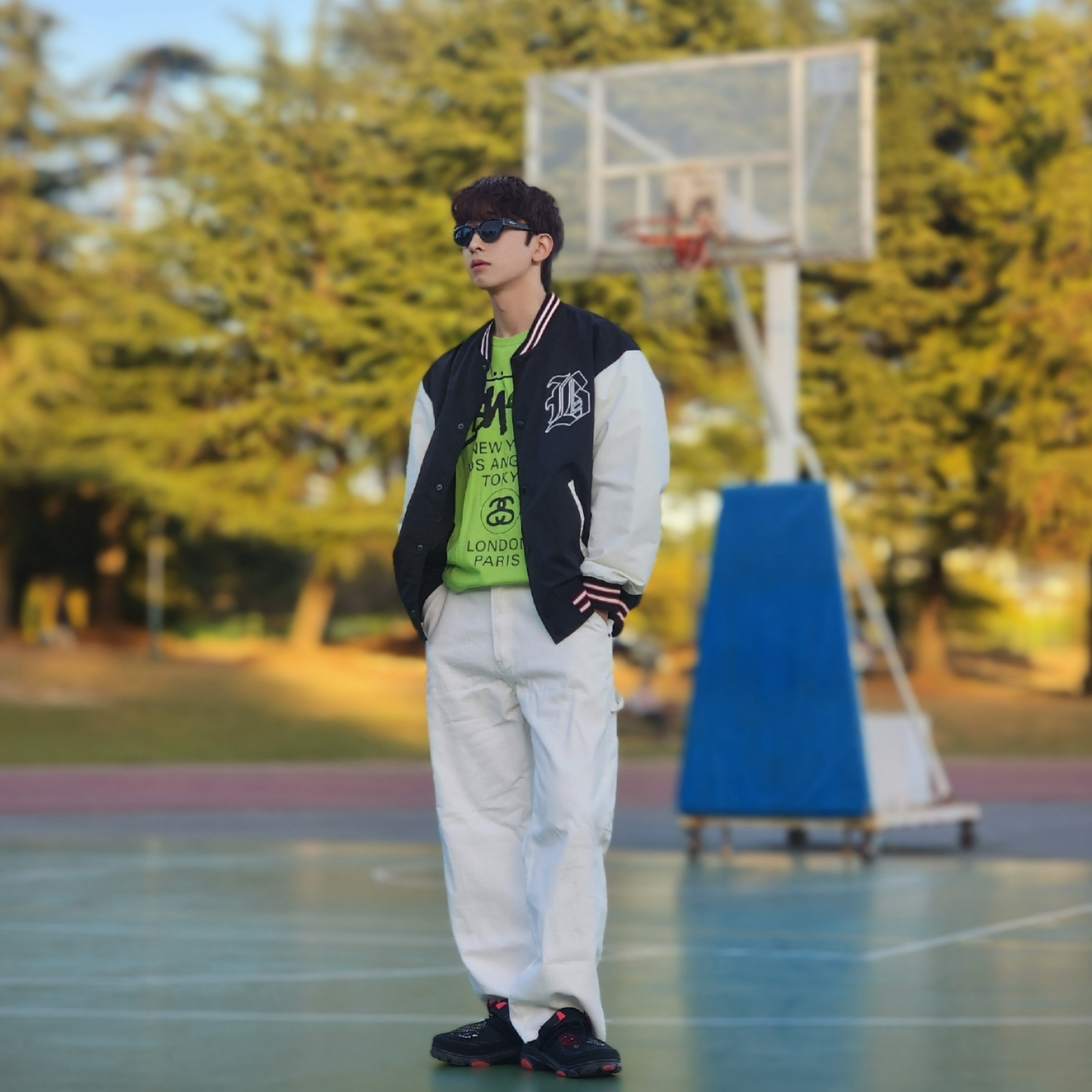Stussy World Tour T-Shirt Tea 2023, Crocs x Staple Classic All Terrain Clog Black 착용 스타일 - 5