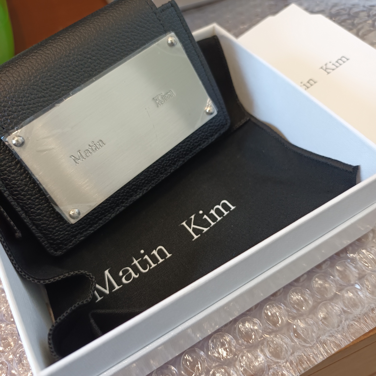 Matin Kim Accordion Wallet Black 착용 스타일 - 2