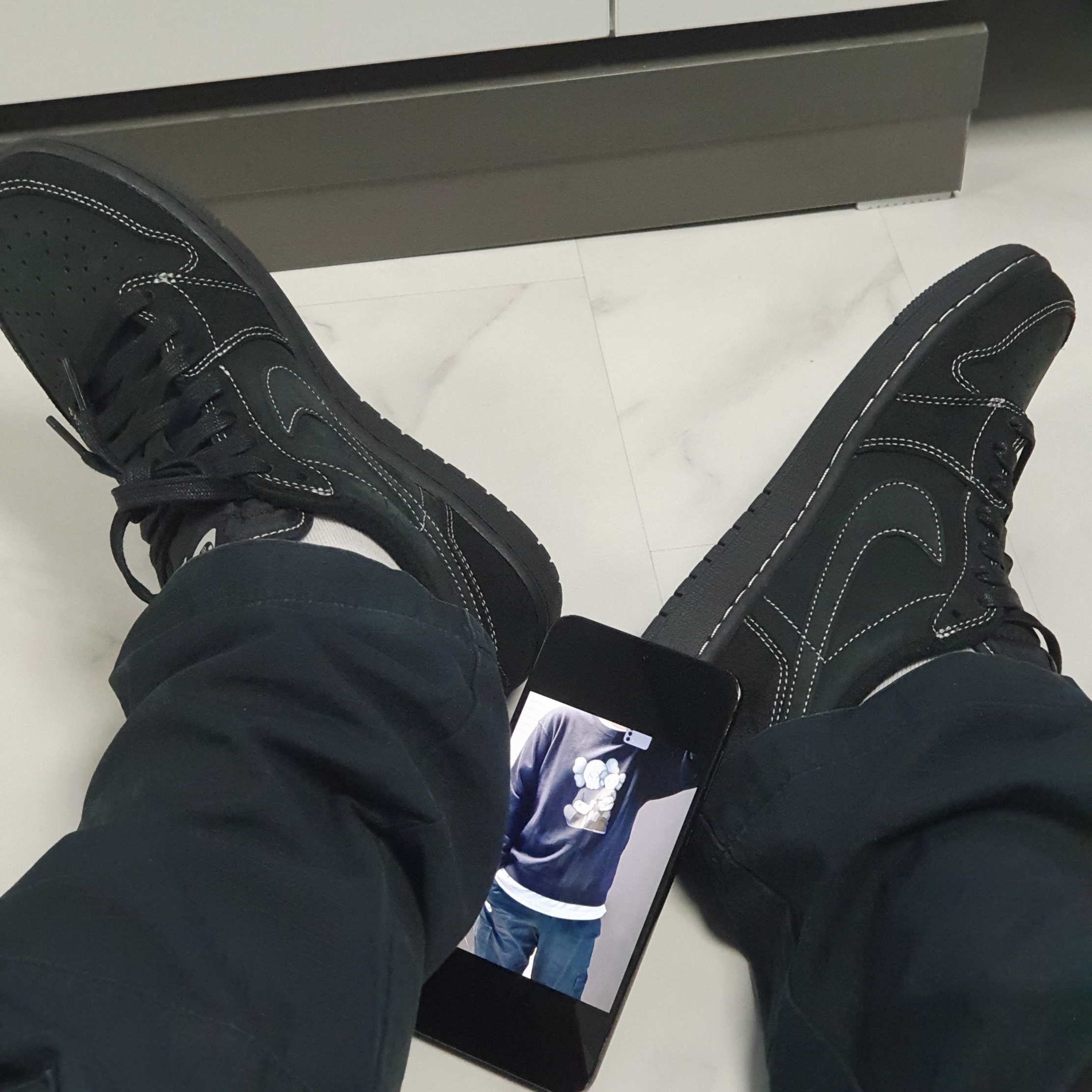 Jordan 1 x Travis Scott Retro Low OG SP Black Phantom 착용 스타일 - 2