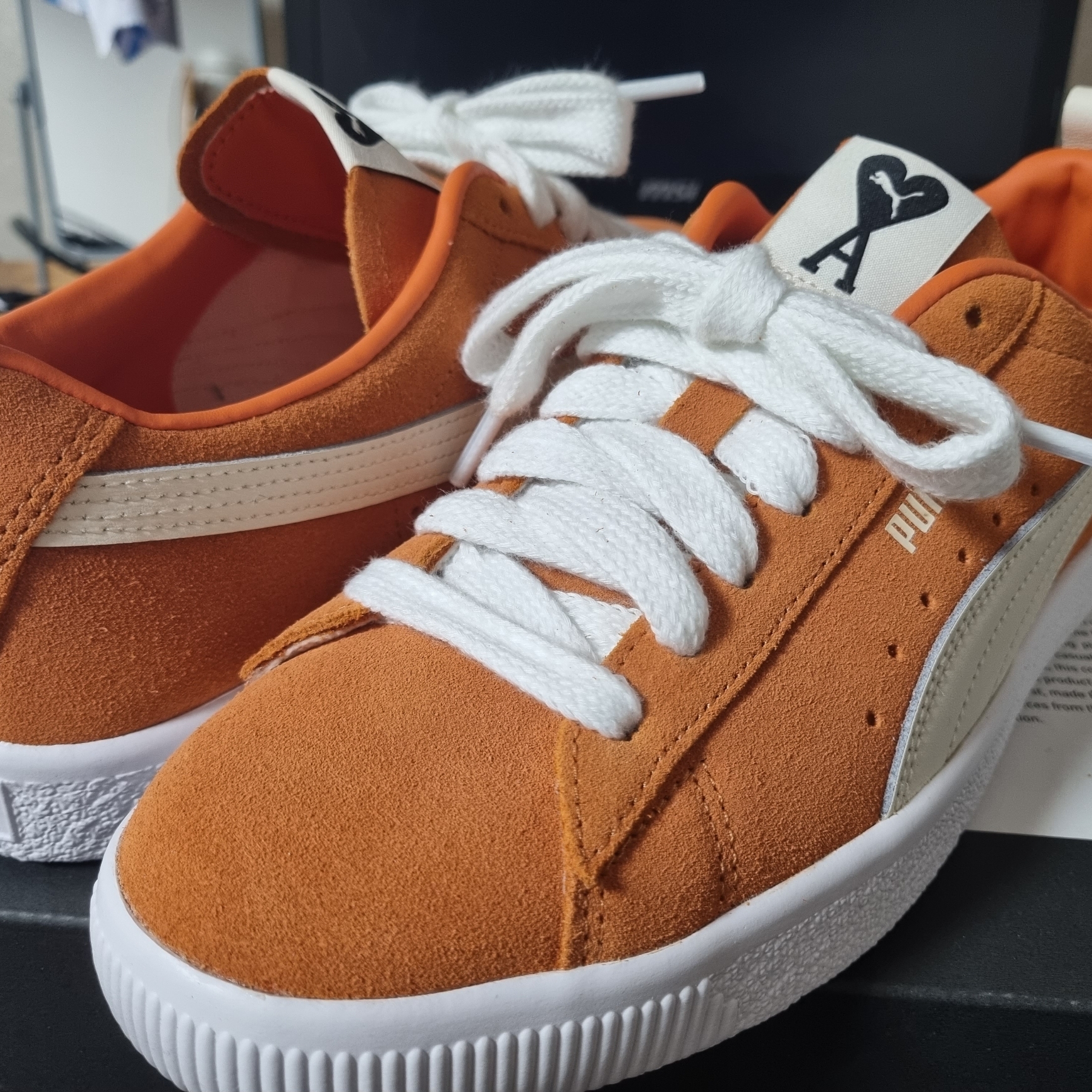 Puma x AMI Suede VTG Jaffa Orange Marshmallow 착용 스타일