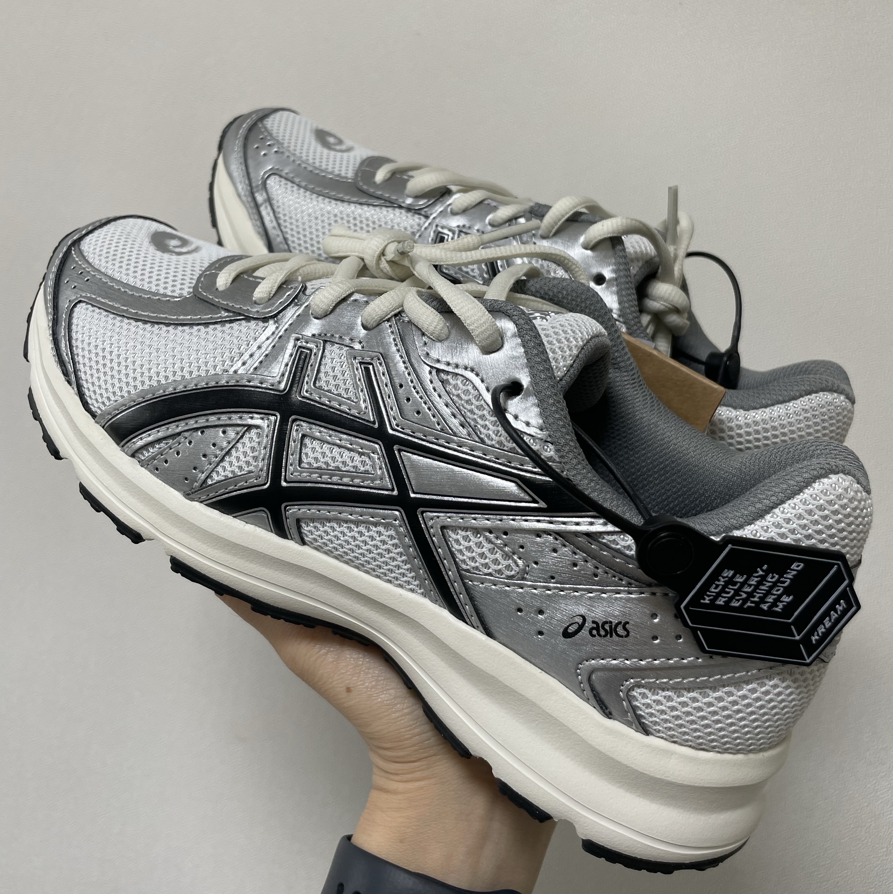 Asics Jog 100 S White Black - 2E Wide 착용 스타일