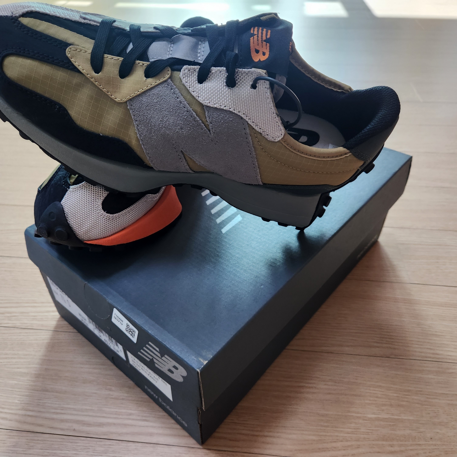 New Balance 327 Golden Poppy 착용 스타일