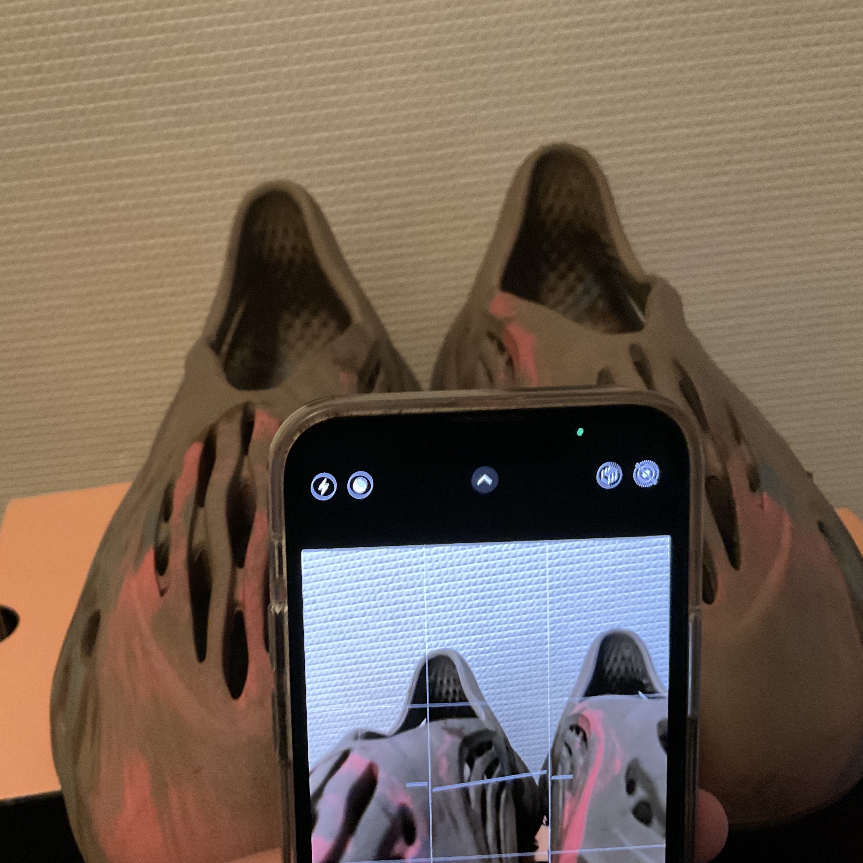 Adidas Yeezy Foam RNNR MX Sand Grey 착용 스타일