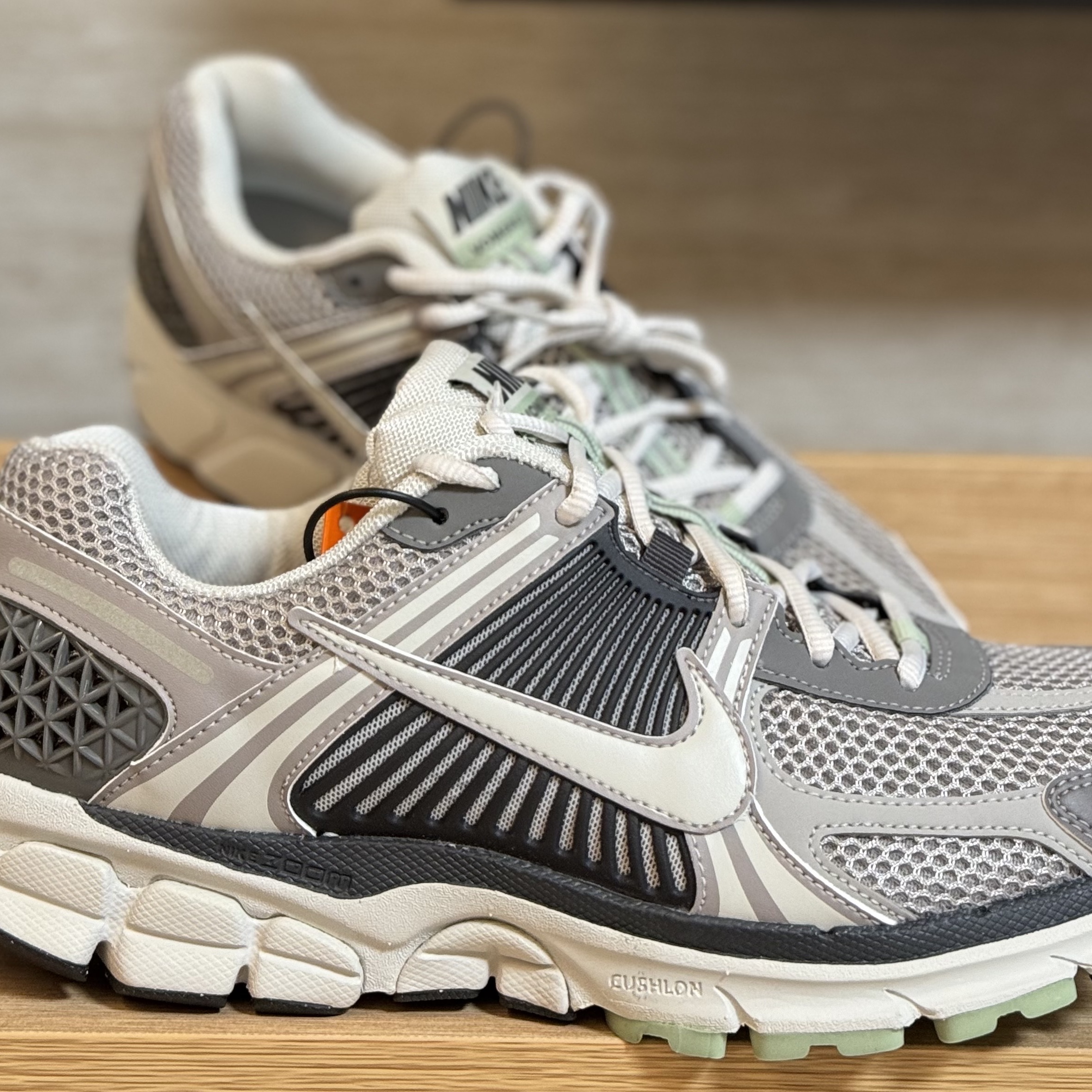 (W) Nike Zoom Vomero 5 Cobblestone and Flat Pewter, (W) Nike Zoom Vomero 5 Oatmeal 착용 스타일 - 1