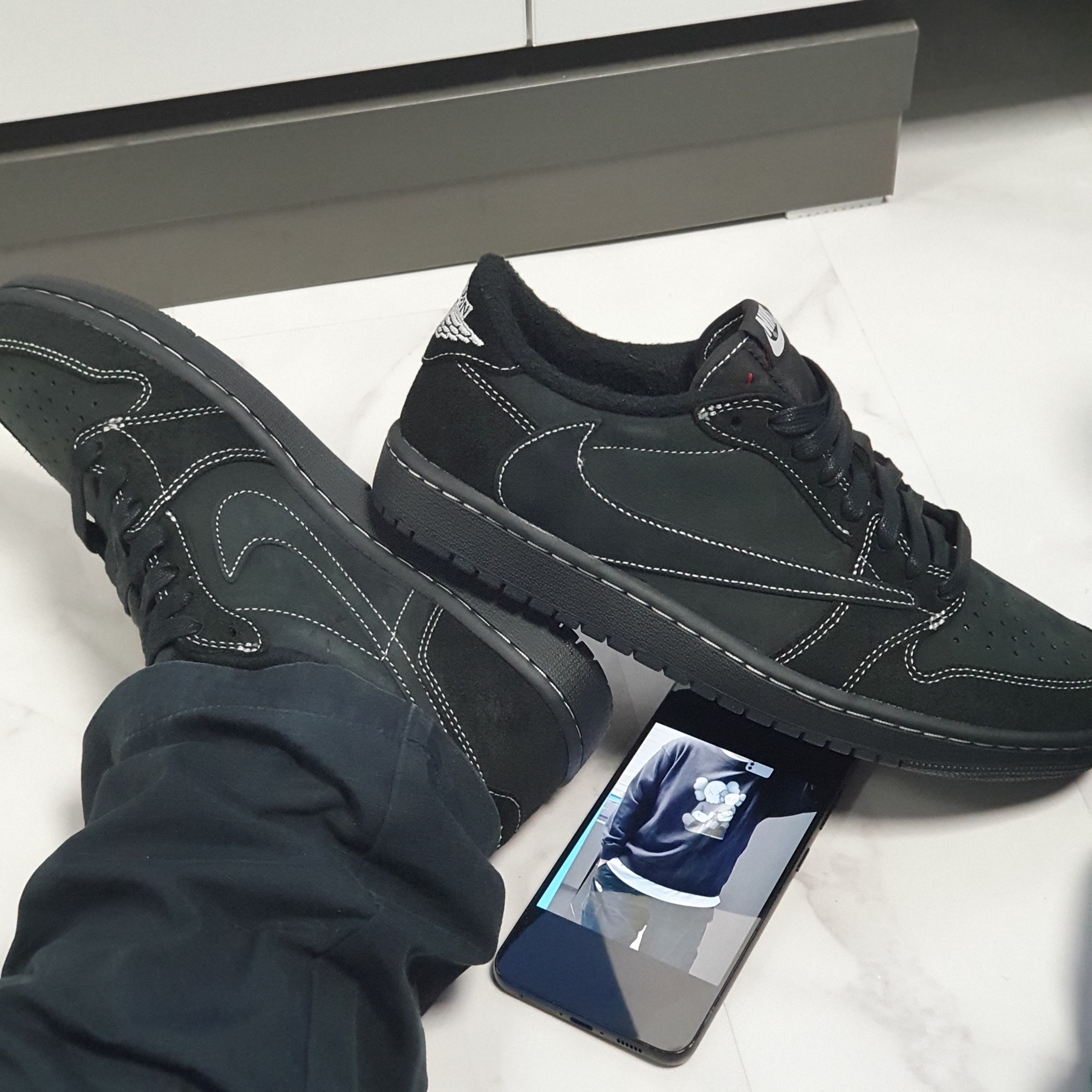 Jordan 1 x Travis Scott Retro Low OG SP Black Phantom 착용 스타일 - 1