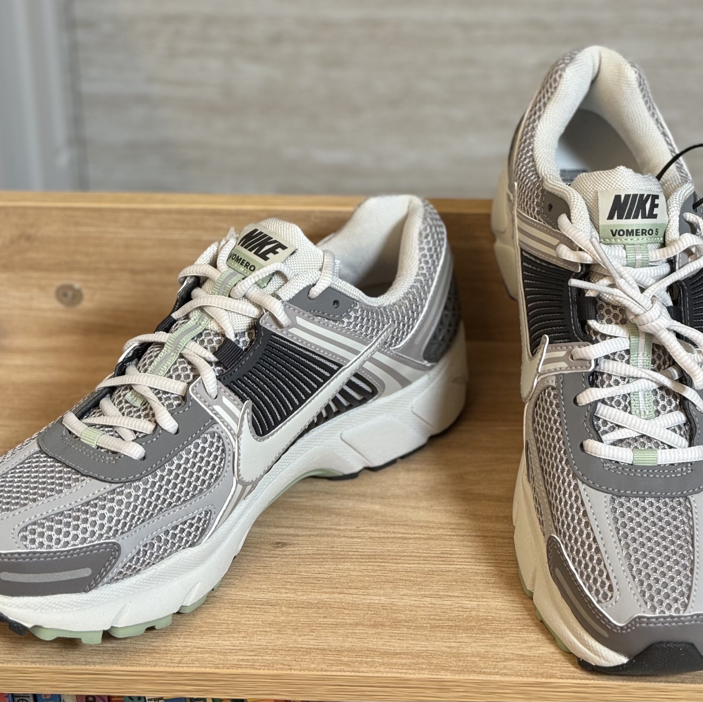 (W) Nike Zoom Vomero 5 Cobblestone and Flat Pewter, (W) Nike Zoom Vomero 5 Oatmeal 착용 스타일 - 3