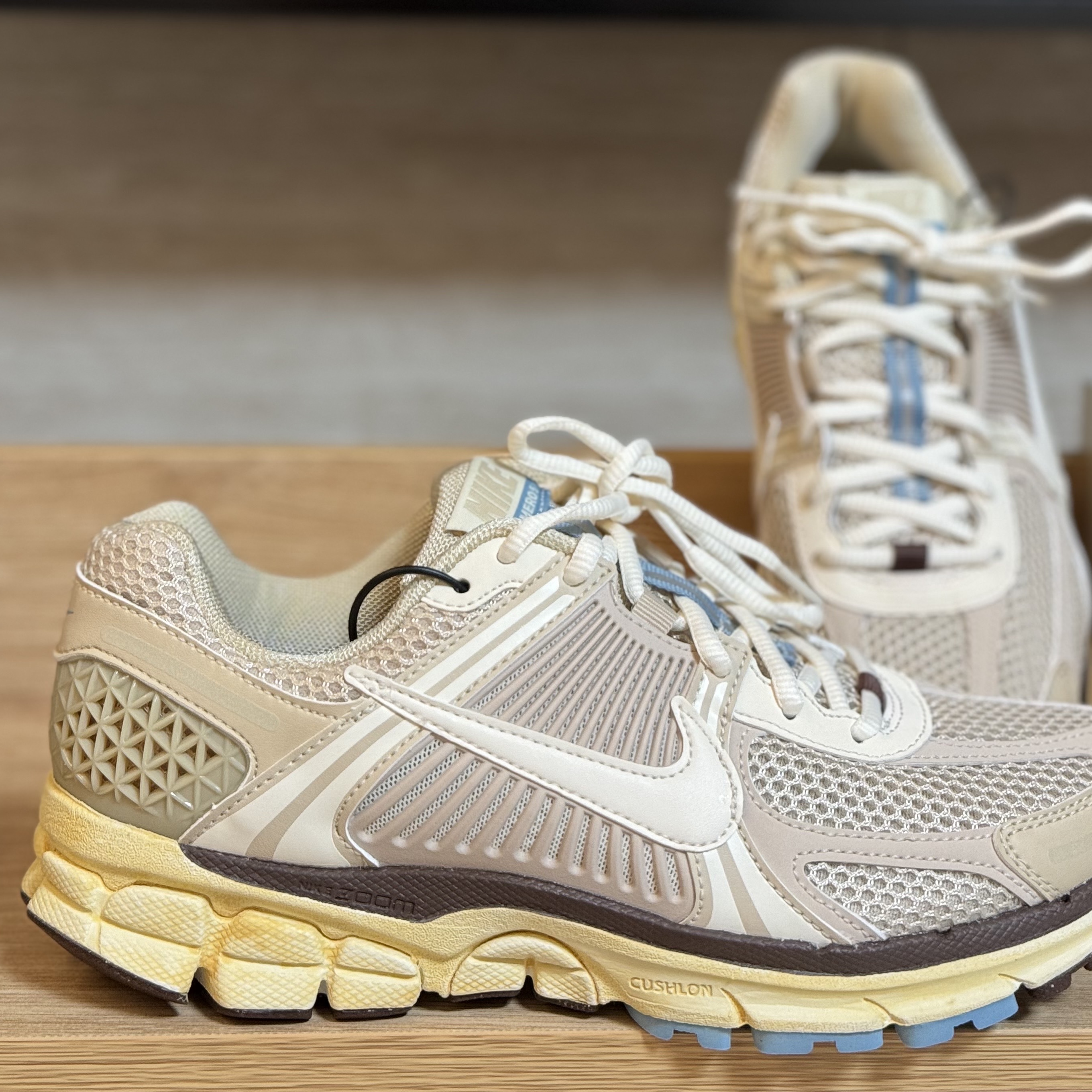 (W) Nike Zoom Vomero 5 Cobblestone and Flat Pewter, (W) Nike Zoom Vomero 5 Oatmeal 착용 스타일 - 4