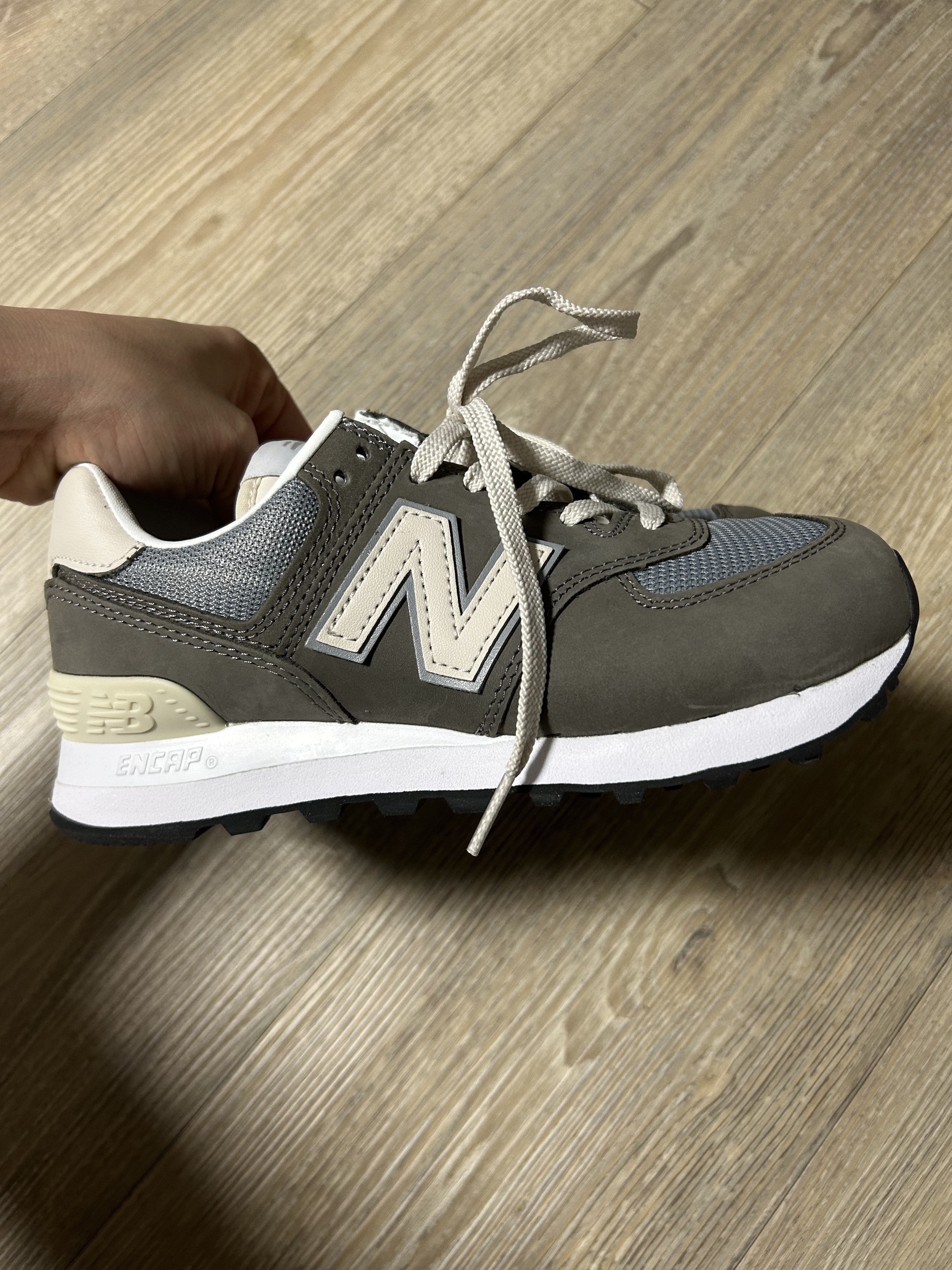 New Balance 574 Classic Grey 착용 스타일 - 3