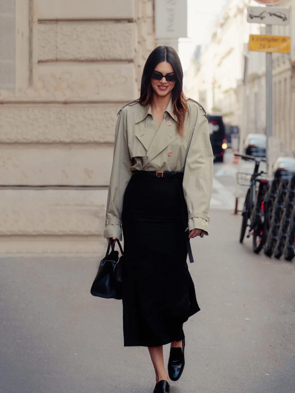 The Row Soft Margaux 15 bag in Leather Cuir, The Row Soft Margaux 17 bag in Leather Black 착용 스타일 - 3