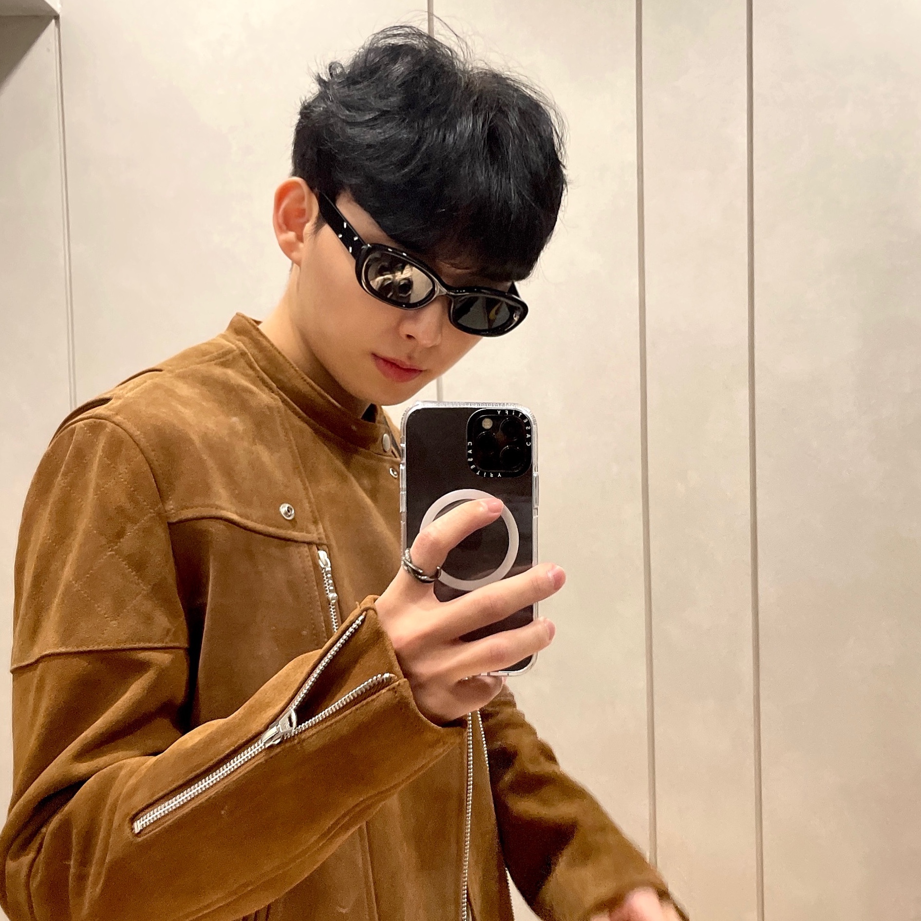 Gentle Monster x Maison Margiela MM004 Black Black 착용 스타일