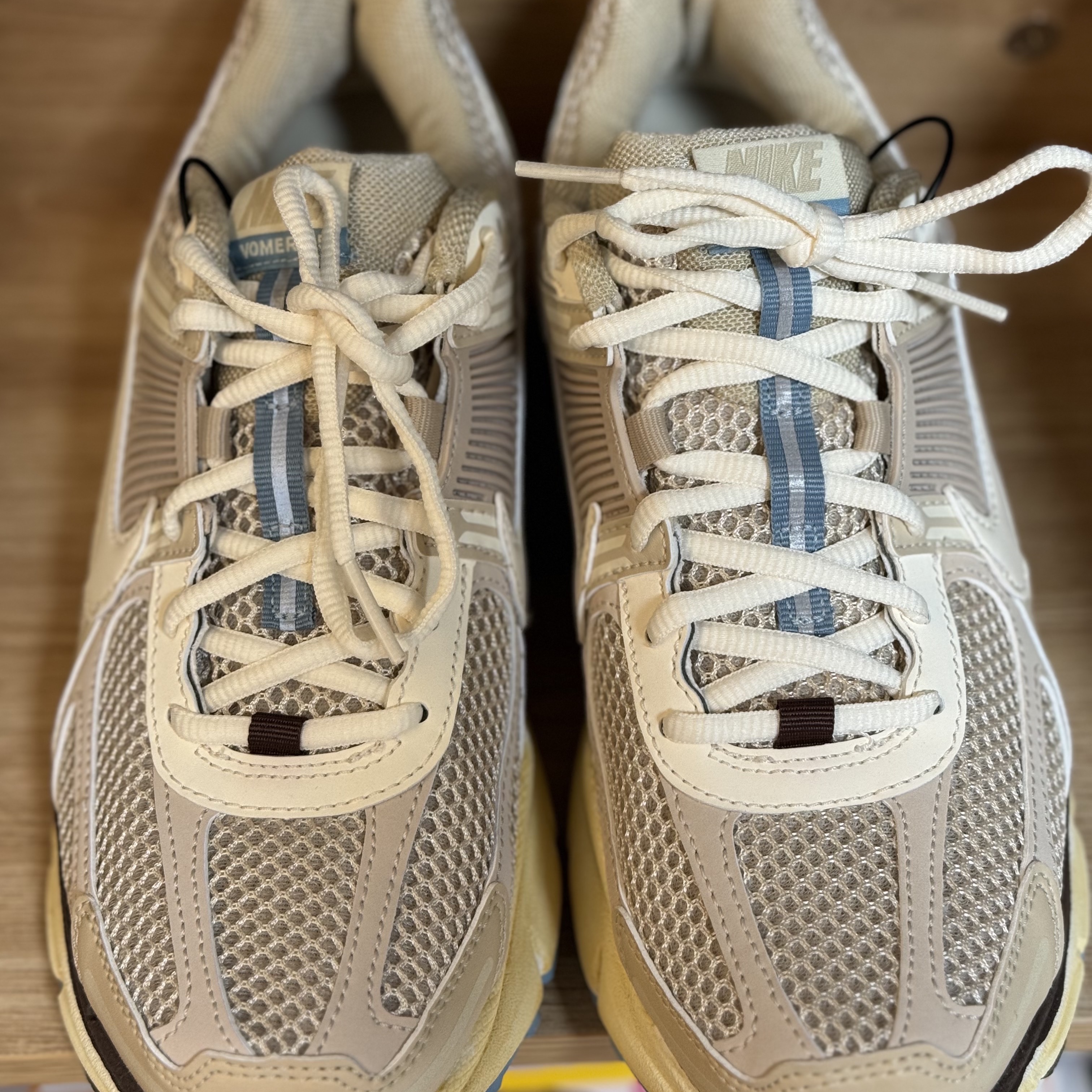 (W) Nike Zoom Vomero 5 Cobblestone and Flat Pewter, (W) Nike Zoom Vomero 5 Oatmeal 착용 스타일 - 5