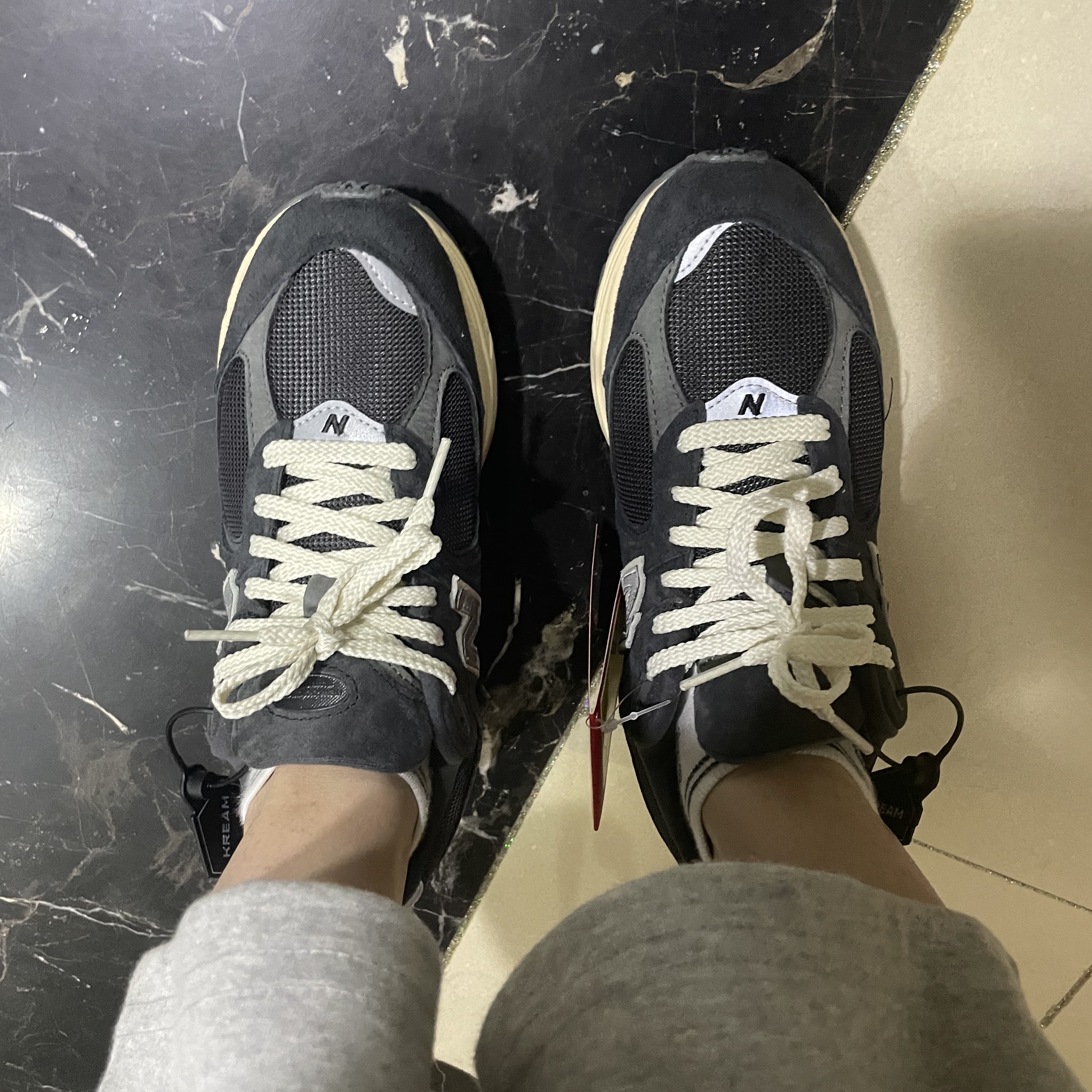 New Balance 2002R Special Vintage Black Grey 착용 스타일 - 1