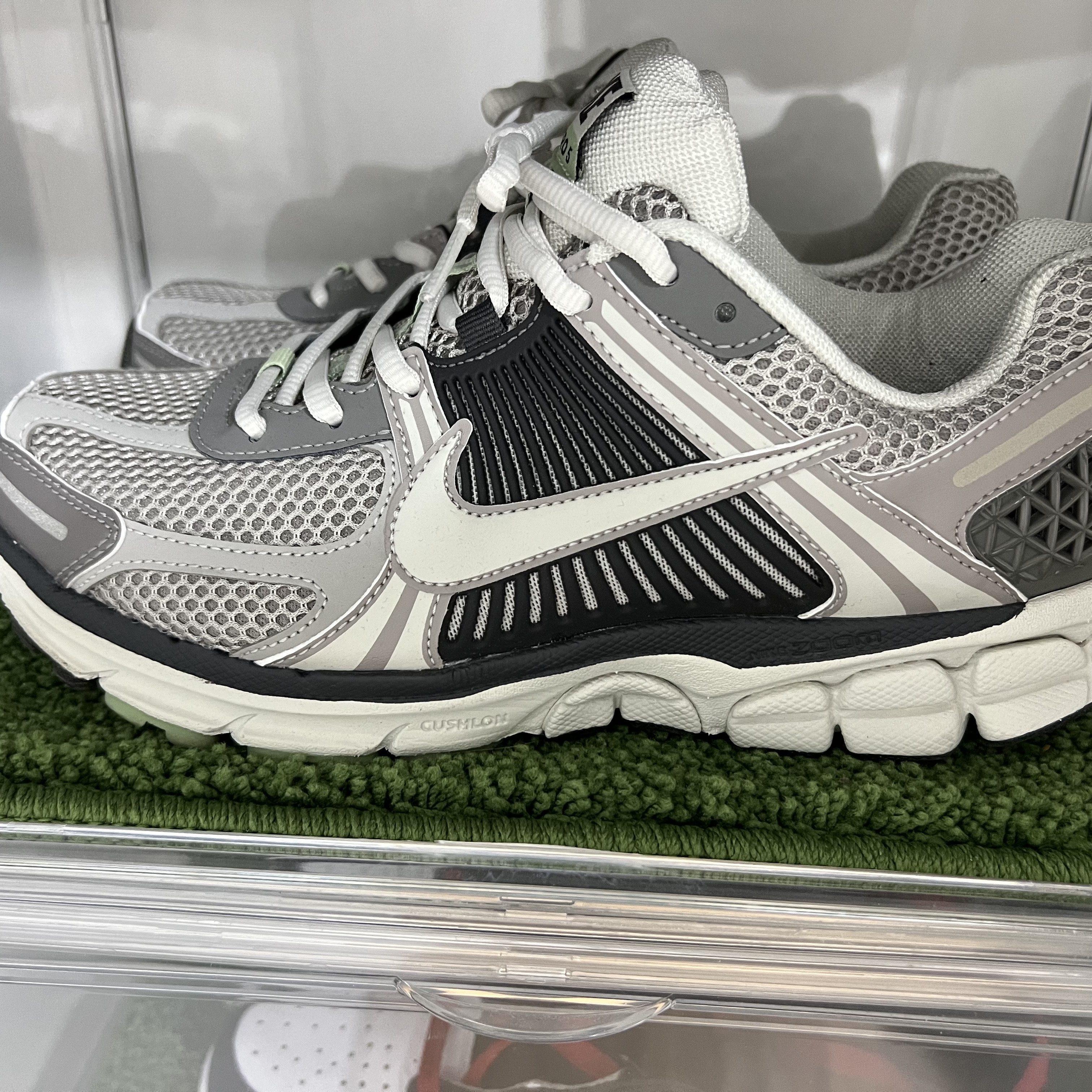 (W) Nike Zoom Vomero 5 Cobblestone and Flat Pewter 착용 스타일