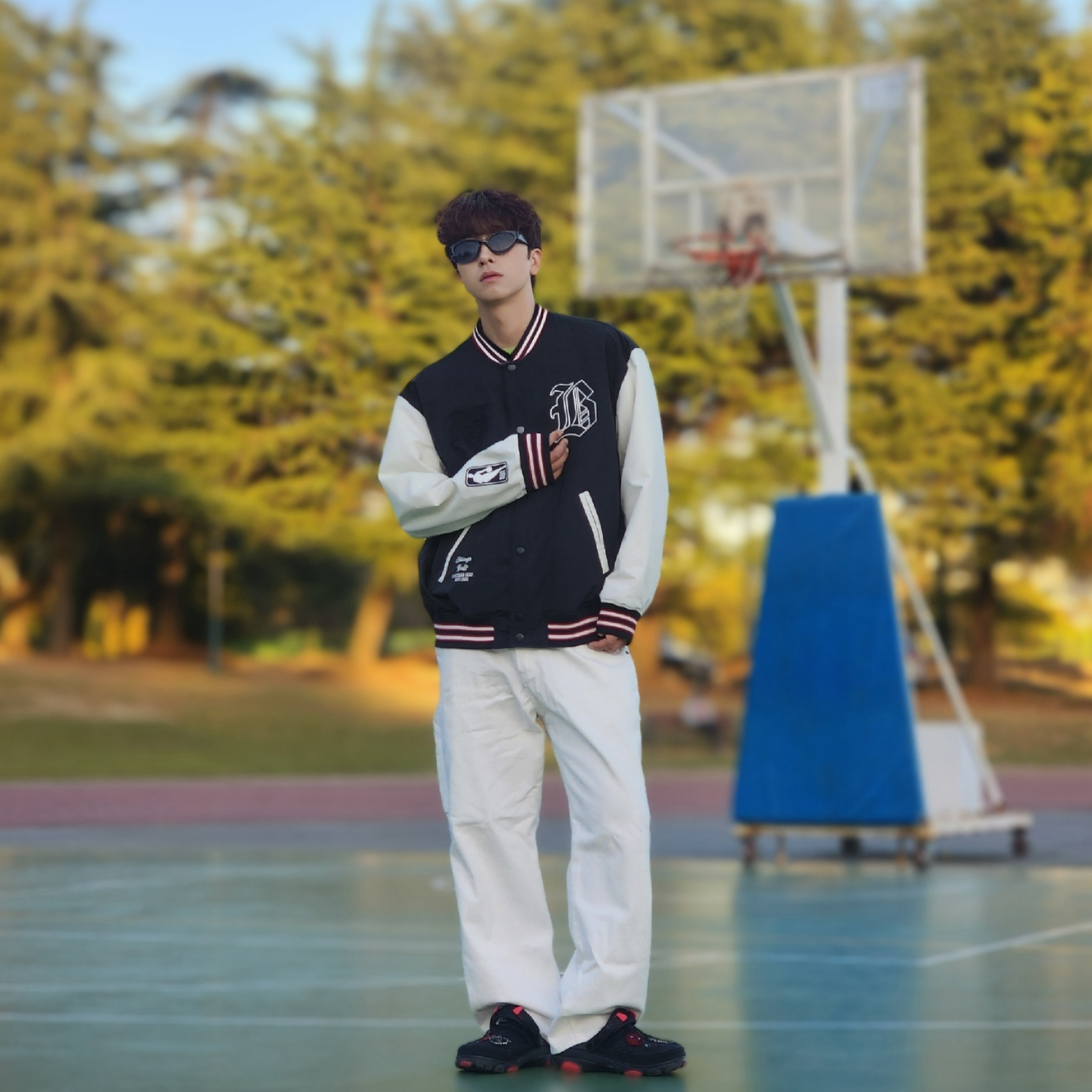Stussy World Tour T-Shirt Tea 2023, Crocs x Staple Classic All Terrain Clog Black 착용 스타일 - 6