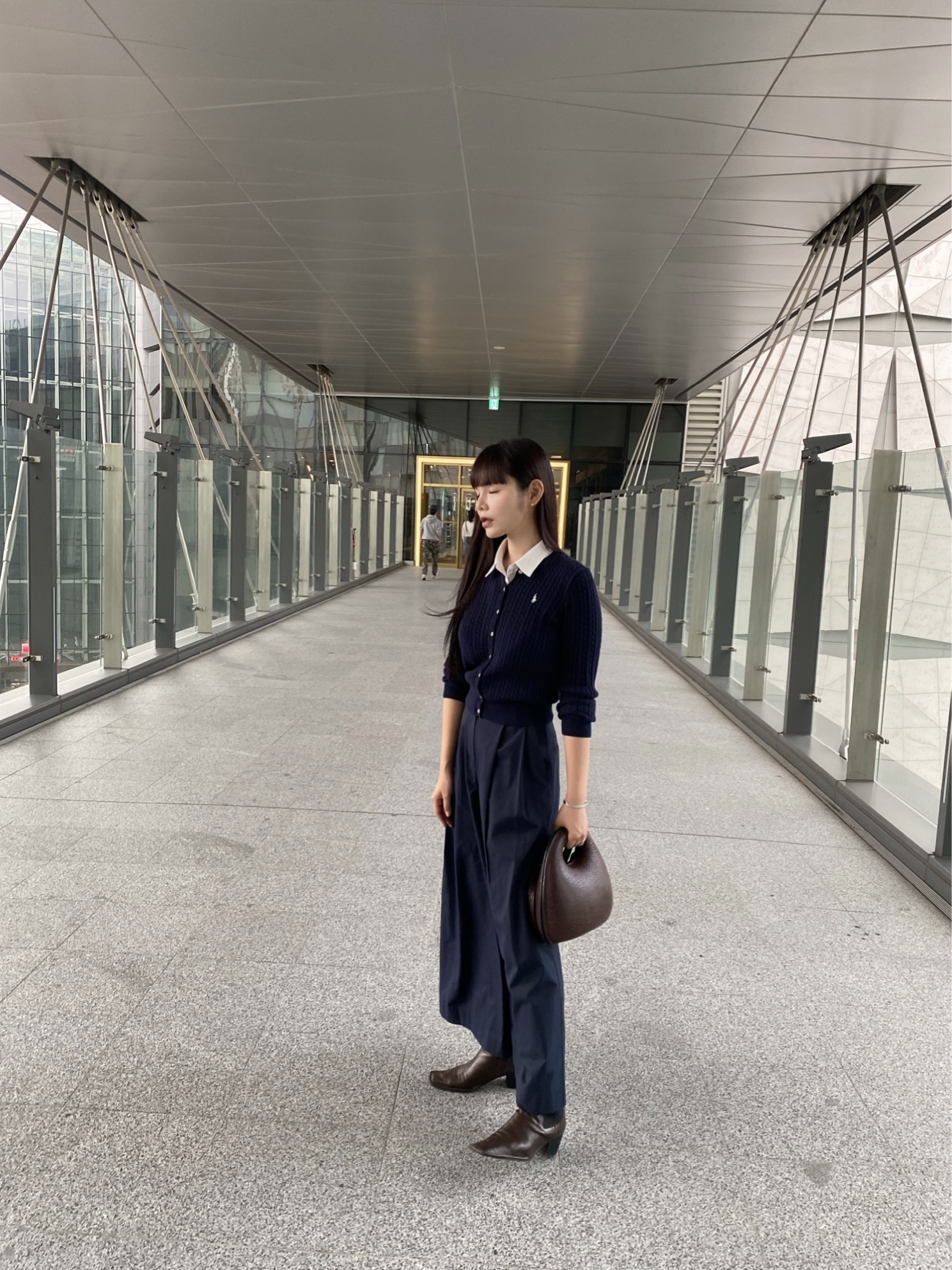 Lemaire Egg Bag Vegetable-Tanned Leather Black, [30% 적립] Polo Ralph Lauren Children Mini Cable Cotton Cardigan Hunter Navy 착용 스타일 - 2